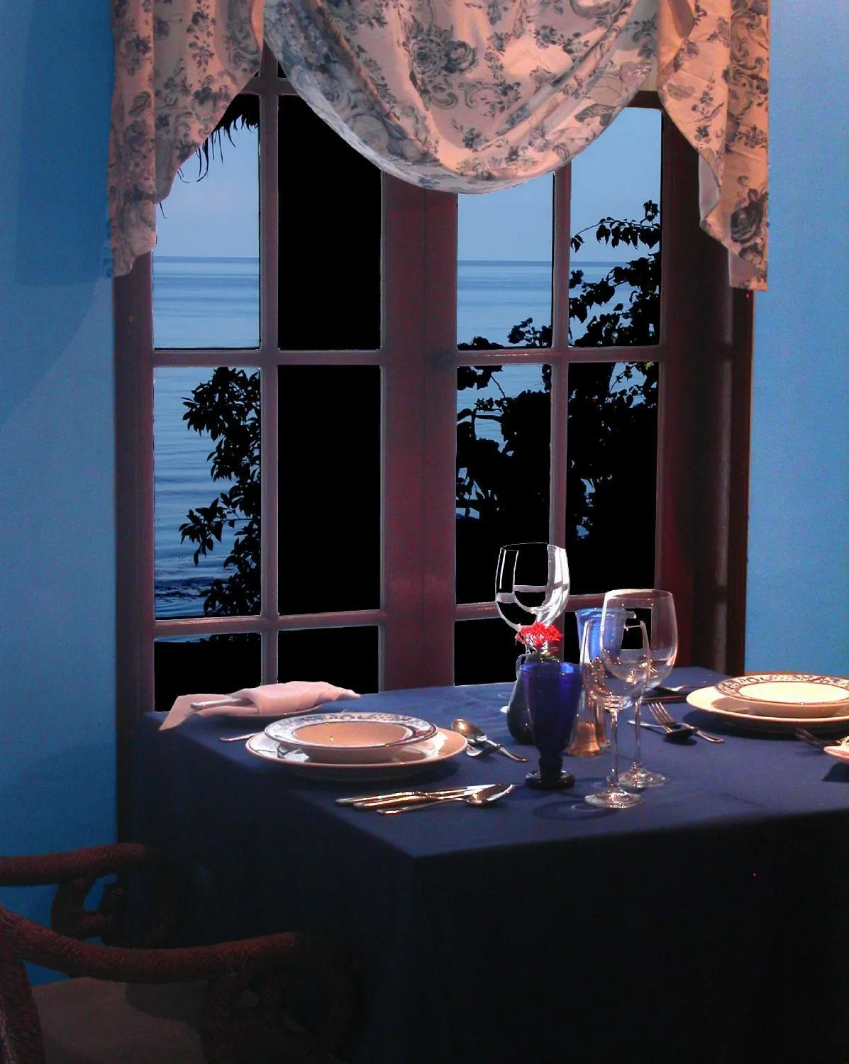 Restaurant/places to eat in Las Flores Beachside Hotel