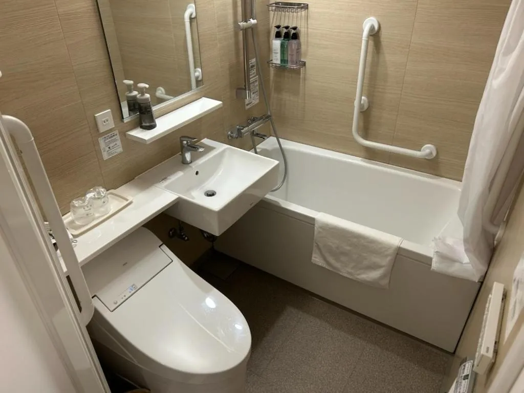 Shower in Belmont Hotel