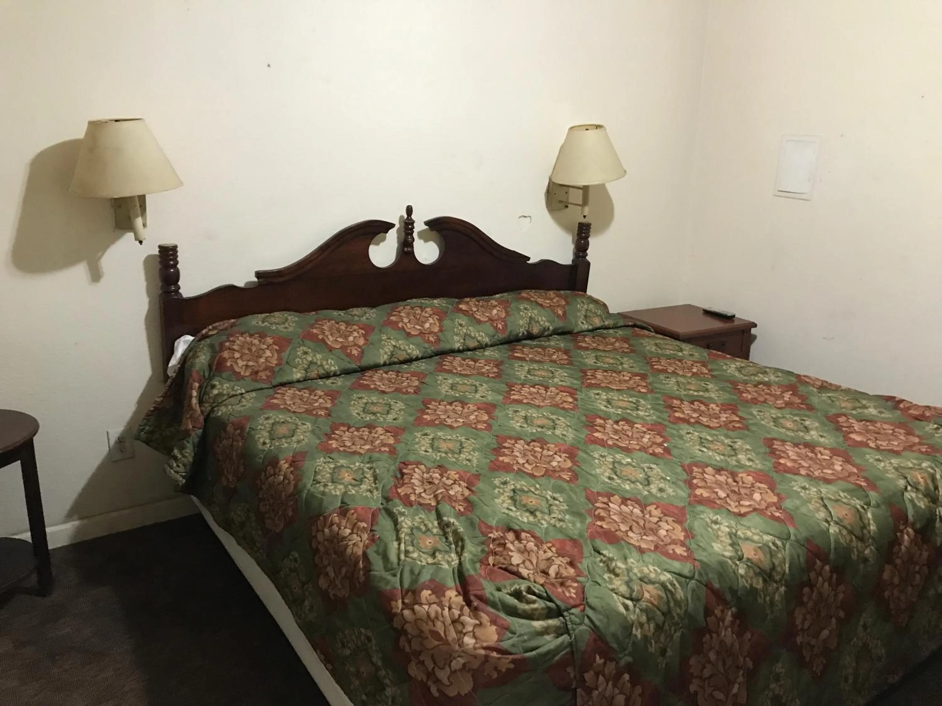 Bed in Travelers Inn Motel