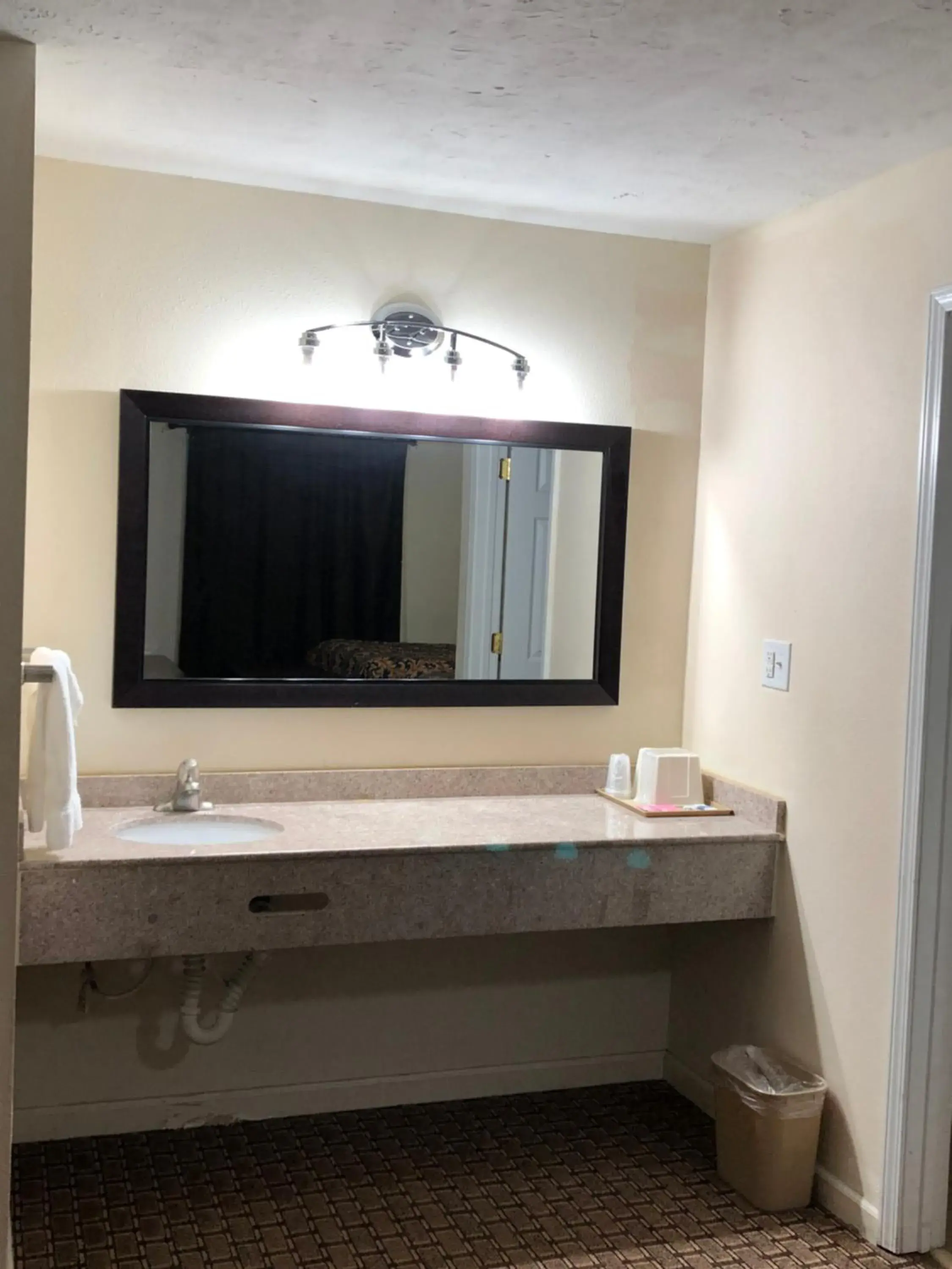 Deluxe Queen Room in Travelers Inn Motel Deluxe Queen Room in Travelers Inn Motel