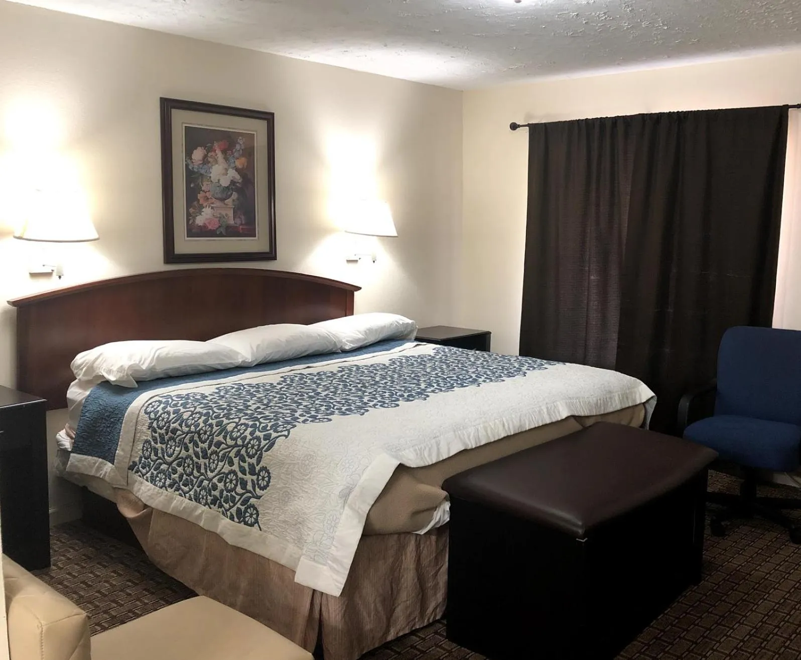 Photo of the whole room, Bed in Travelers Inn Motel