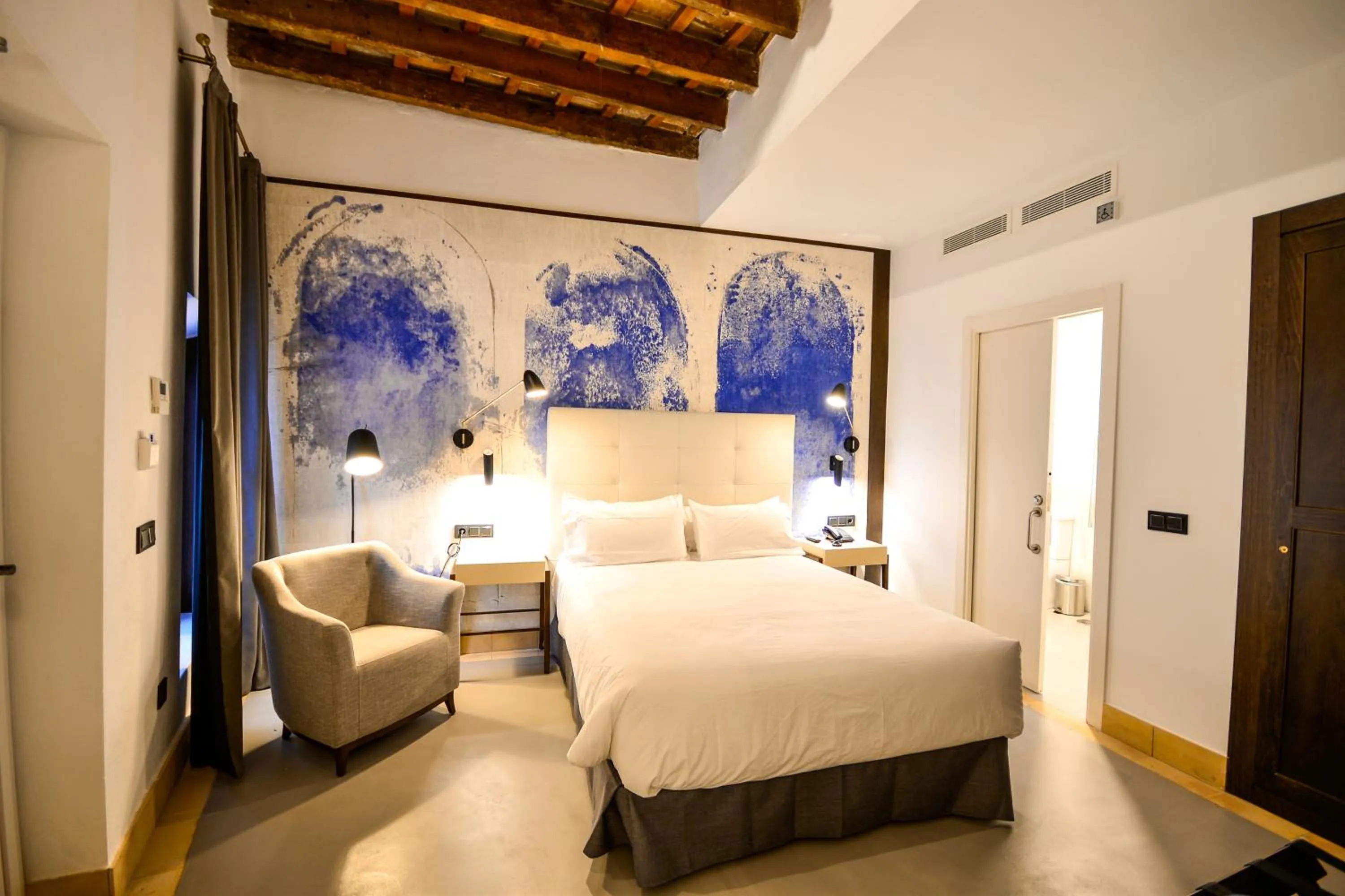 Photo of the whole room, Bed in Legado Alcazar Hotel