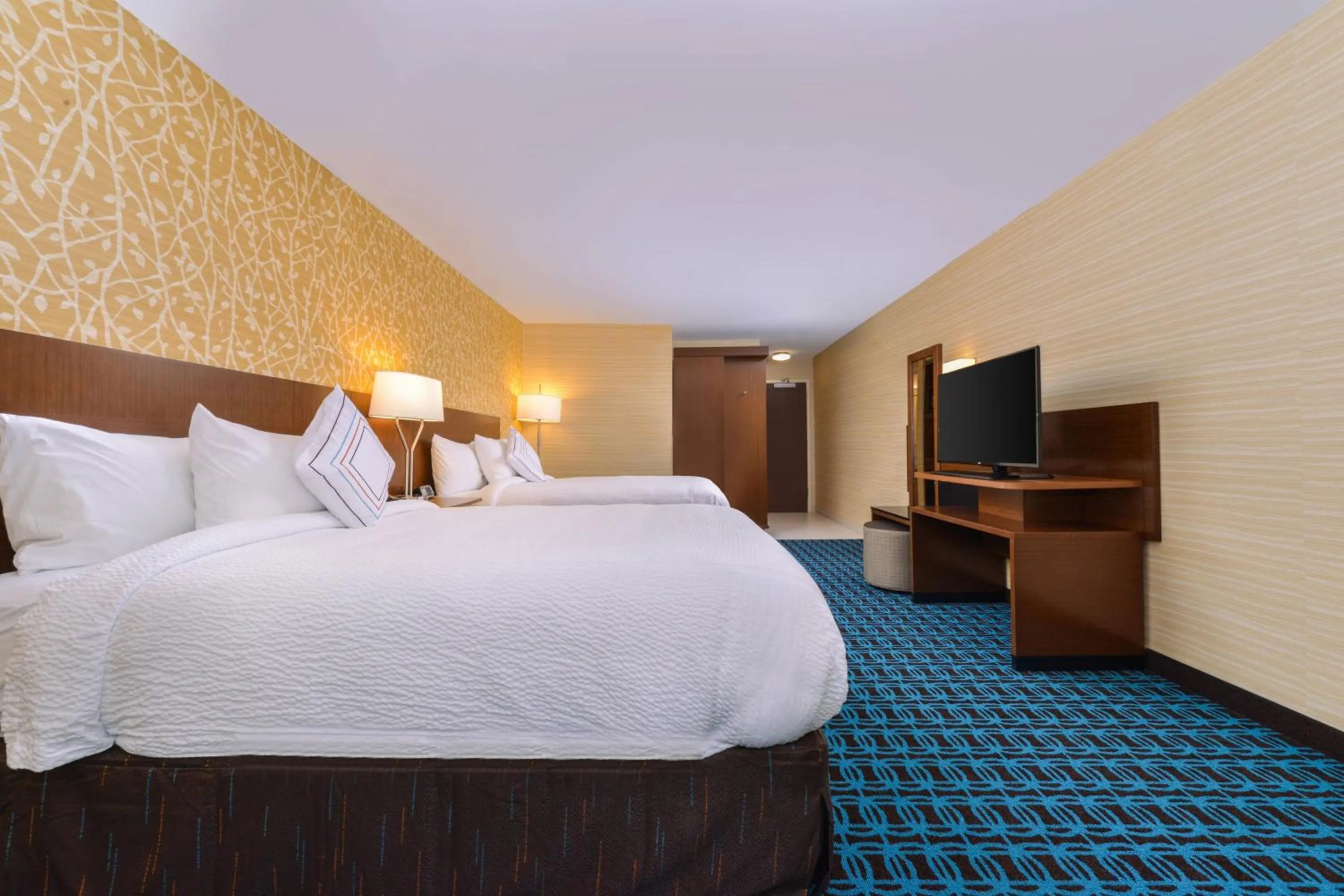 Photo of the whole room, Bed in Fairfield Inn & Suites by Marriott Coralville
