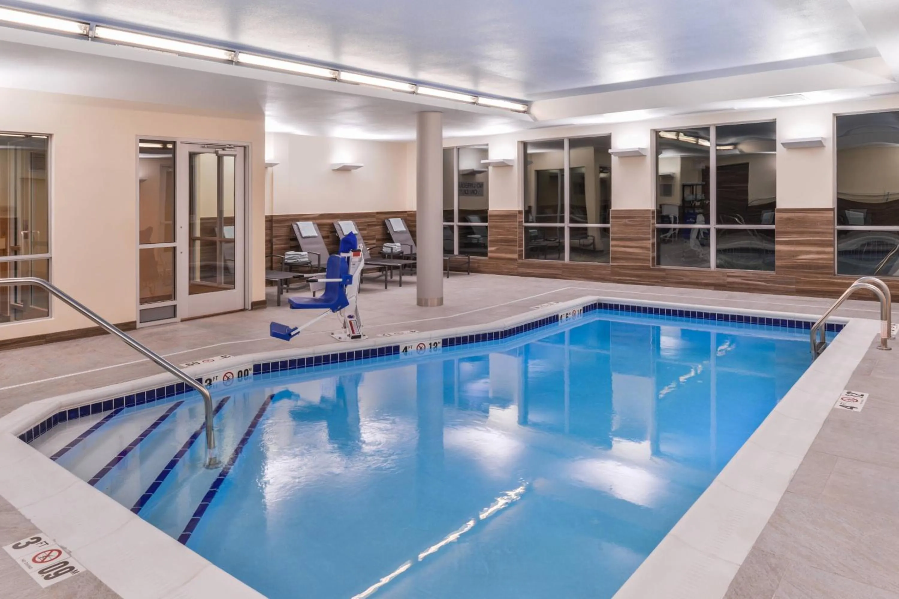 Swimming pool in Fairfield Inn & Suites by Marriott Coralville