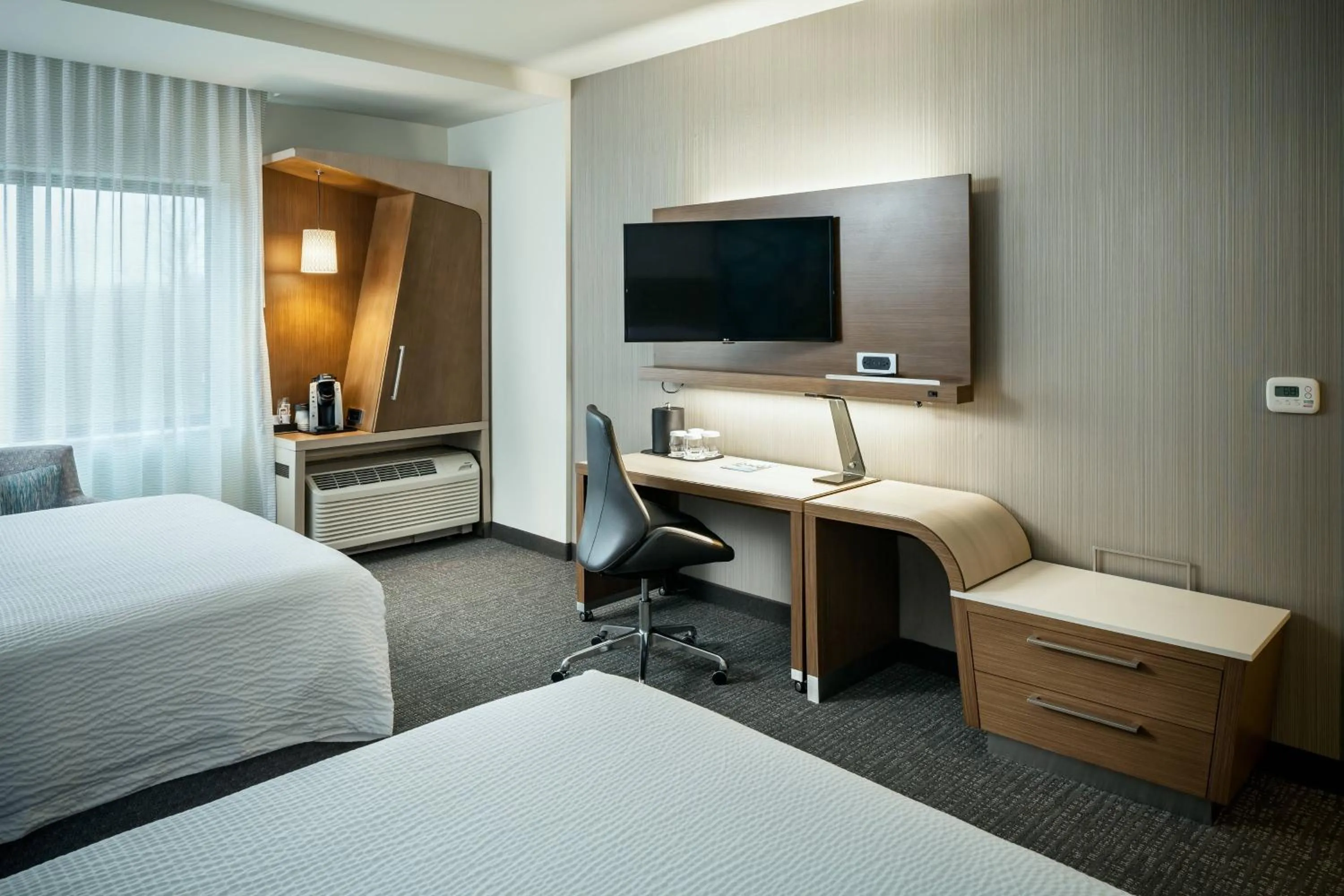 Photo of the whole room, Bed in Courtyard by Marriott Corvallis