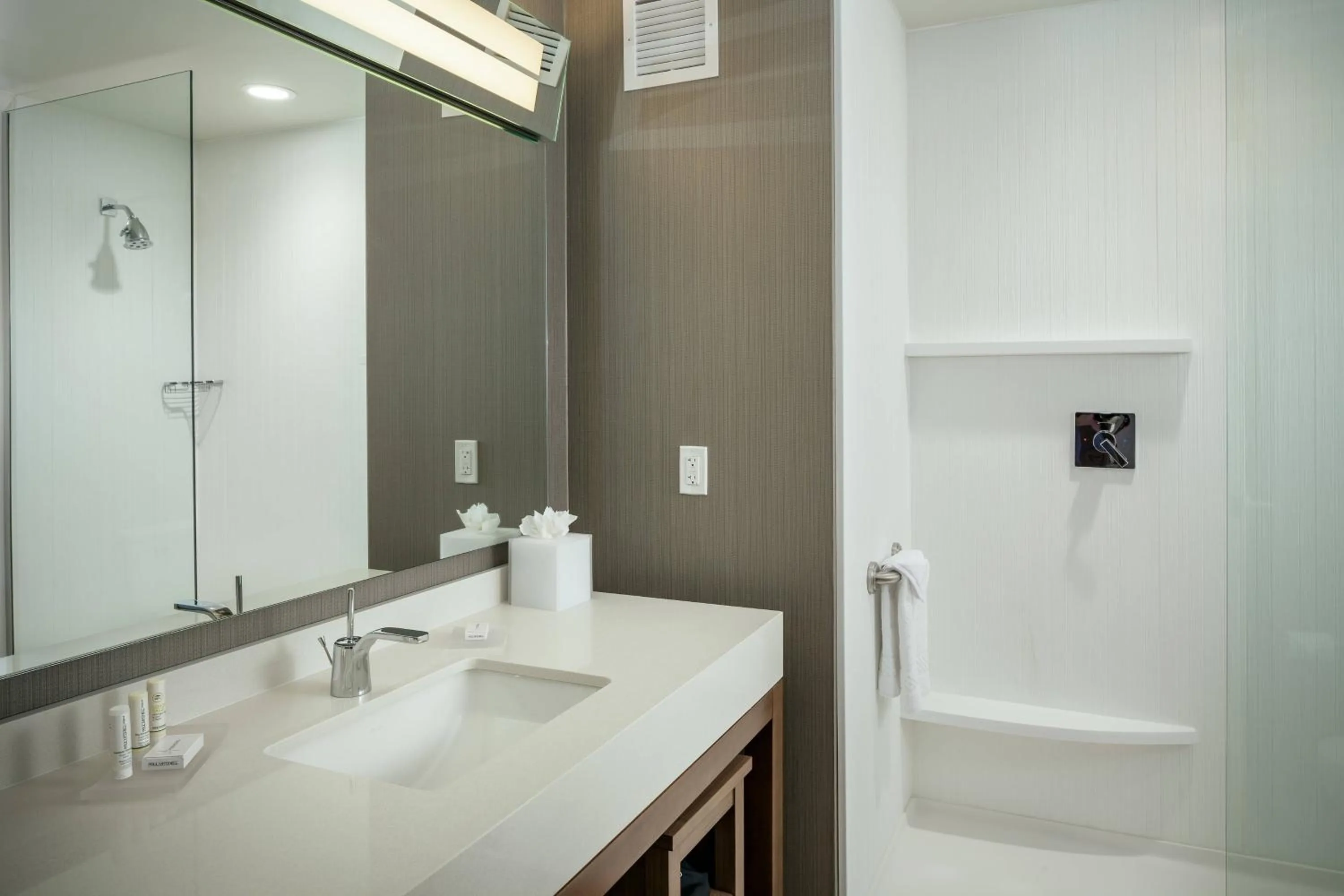 Bathroom in Courtyard by Marriott Corvallis