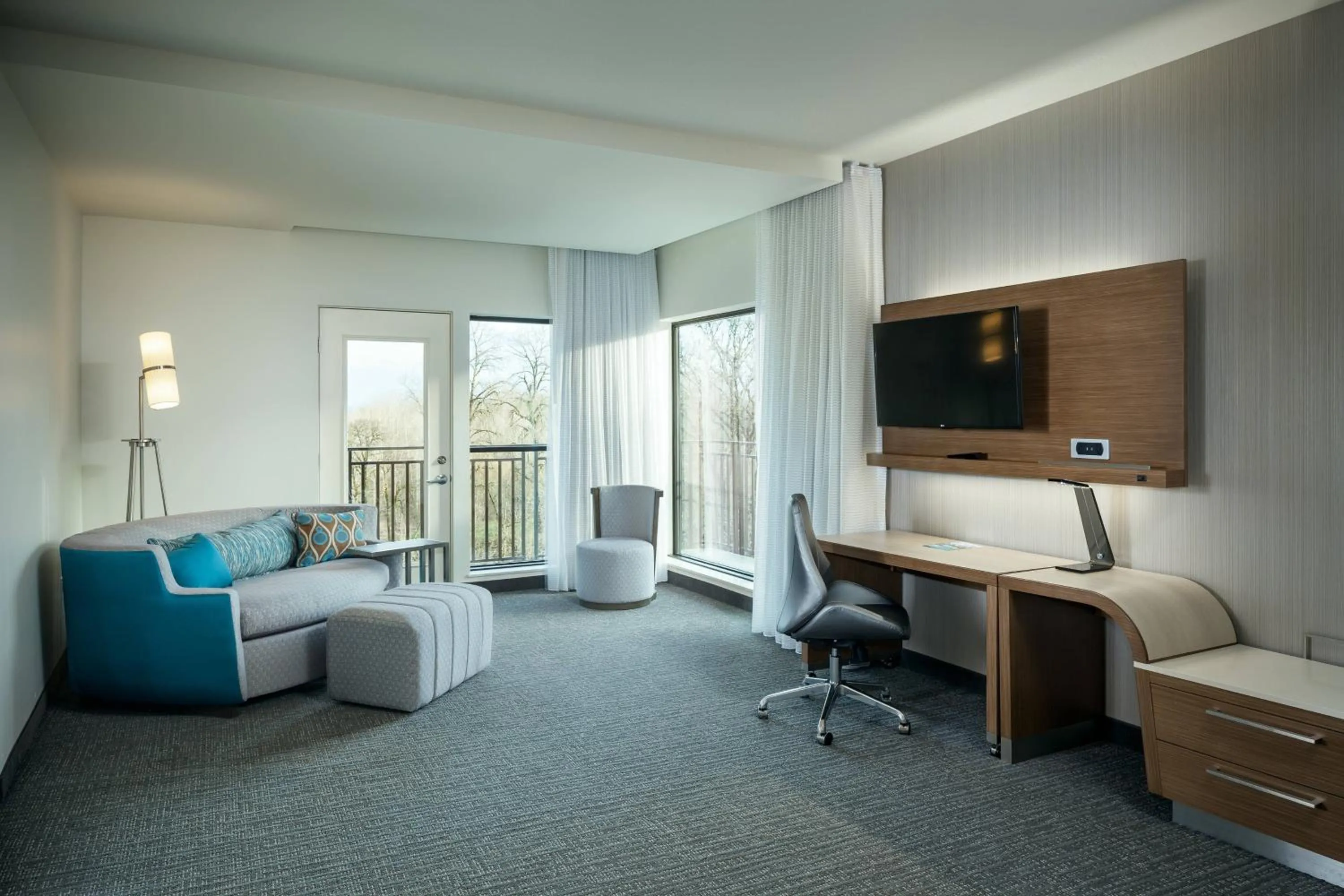 Living room in Courtyard by Marriott Corvallis