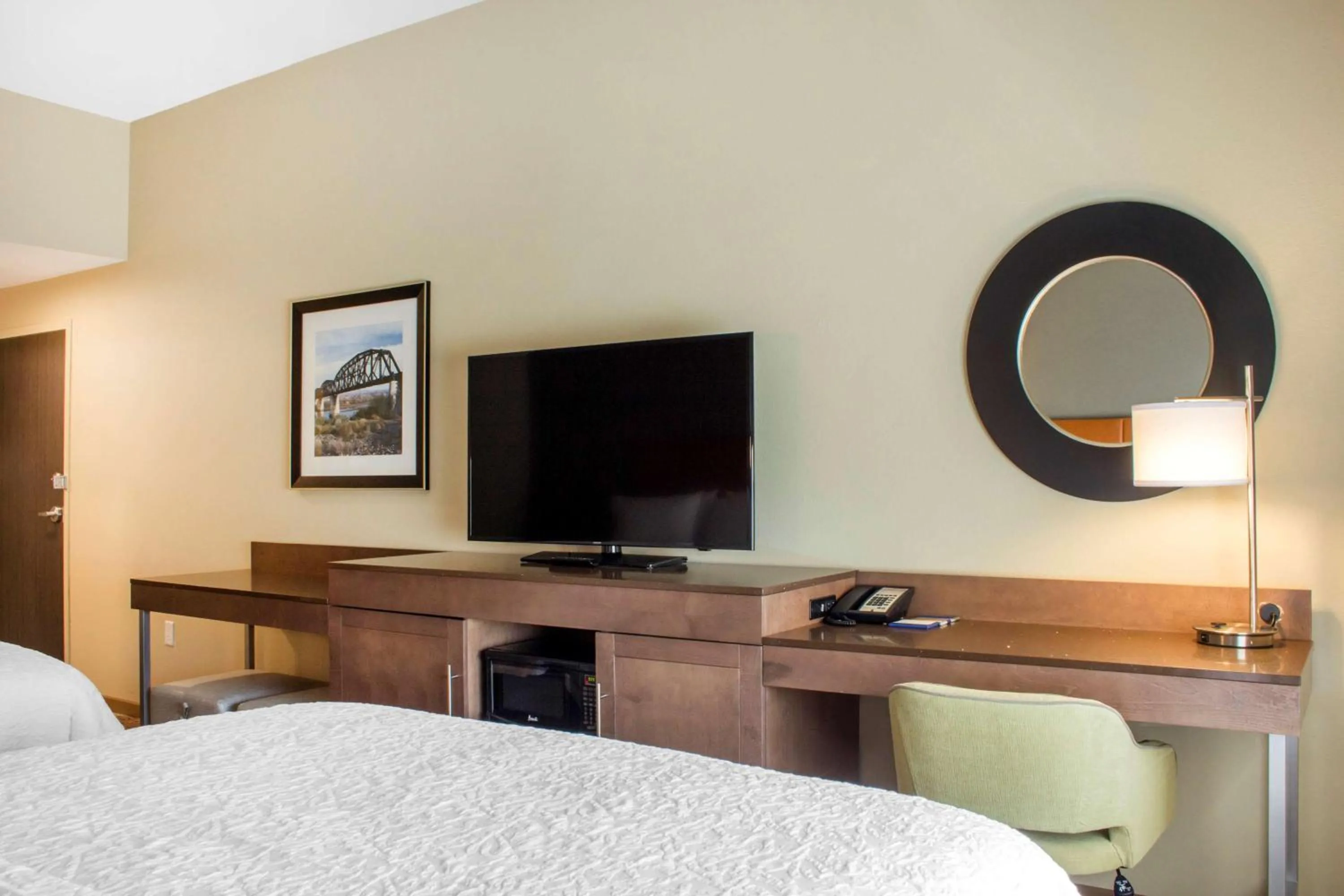 Bedroom, Bed in Hampton Inn Parker, AZ