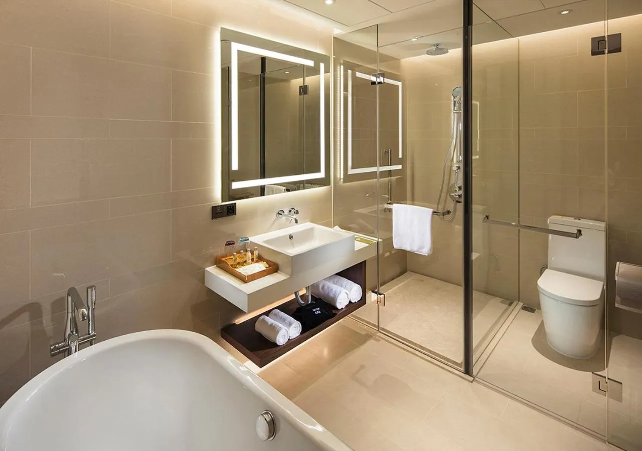 Toilet in Hilton Garden Inn Hangzhou Lu'Niao