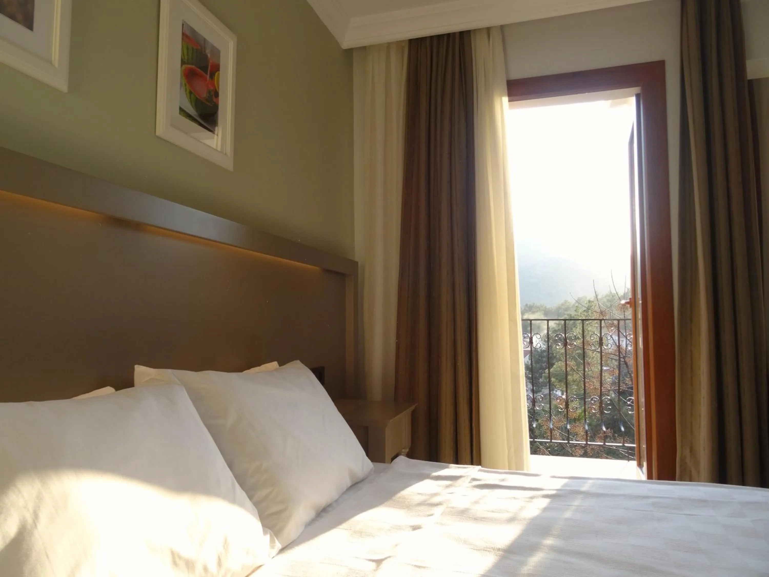 Balcony/Terrace, Bed in Pine Valley Hotel Oludeniz