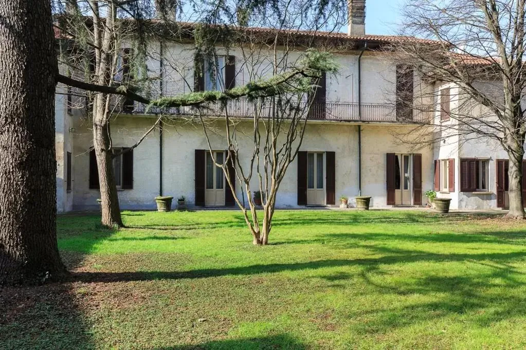 Property building in Villa Mereghetti