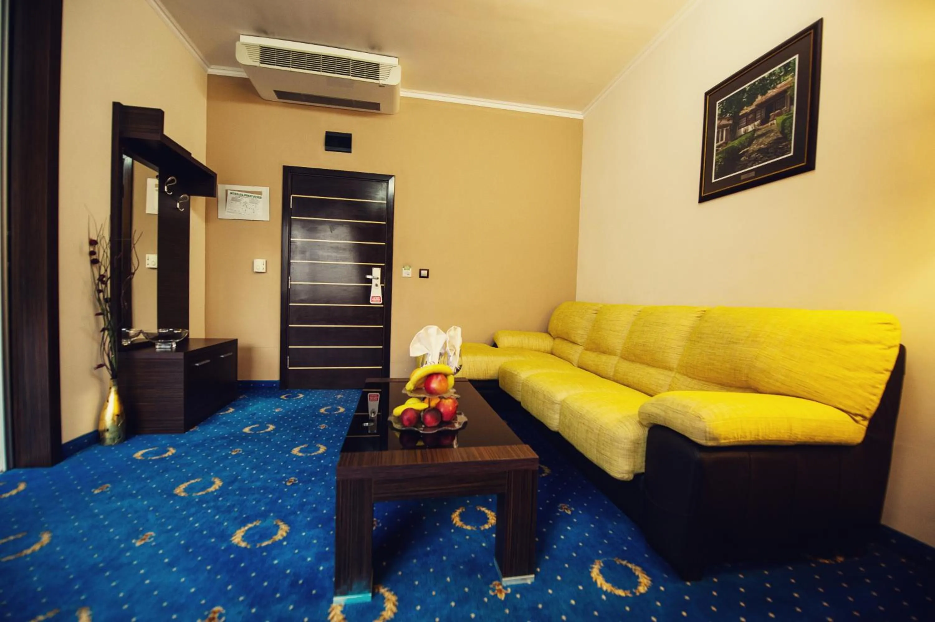 Seating area, Bed in Grand Hotel Hebar