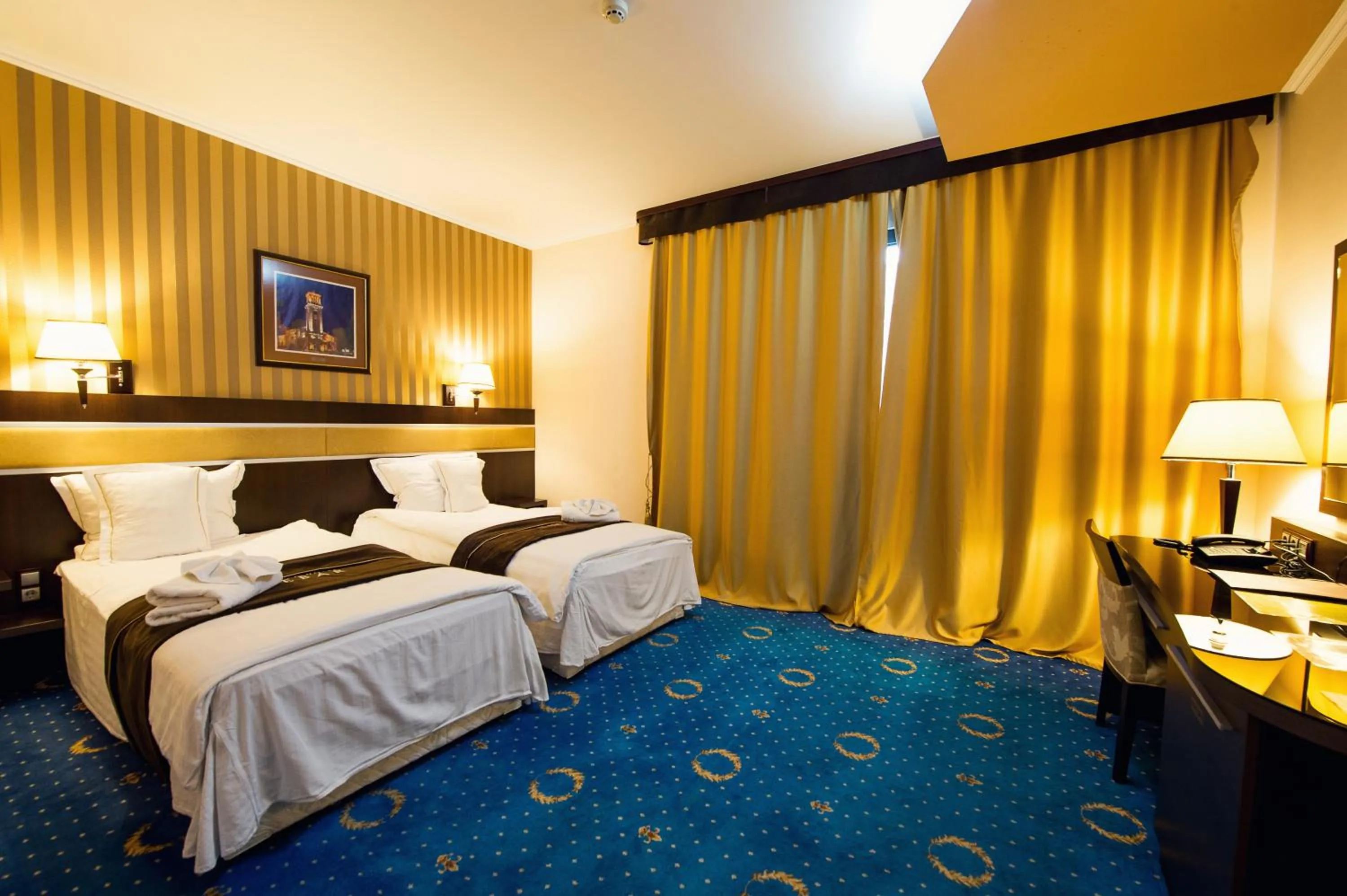 Shower, Bed in Grand Hotel Hebar