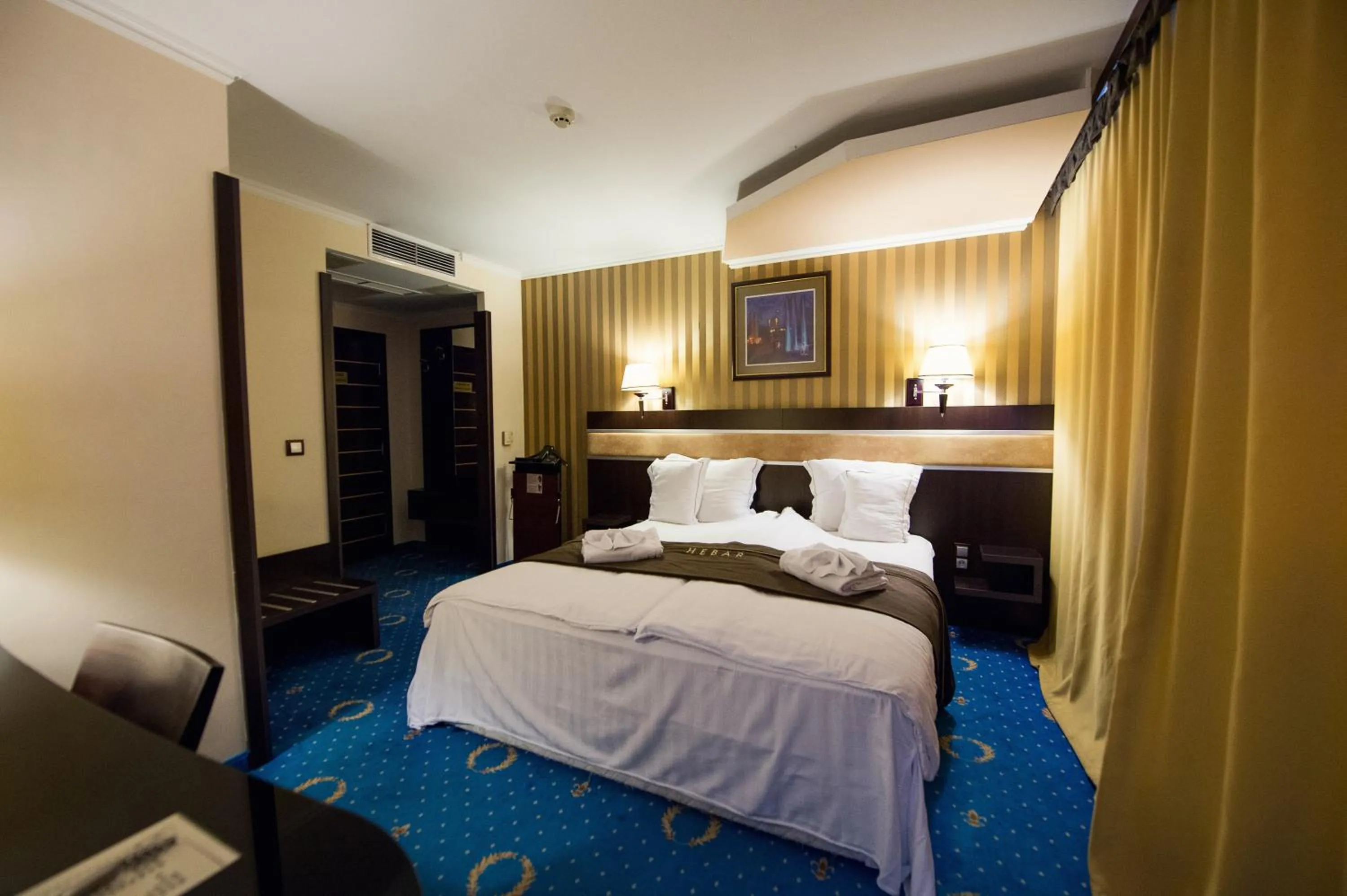 Shower, Bed in Grand Hotel Hebar