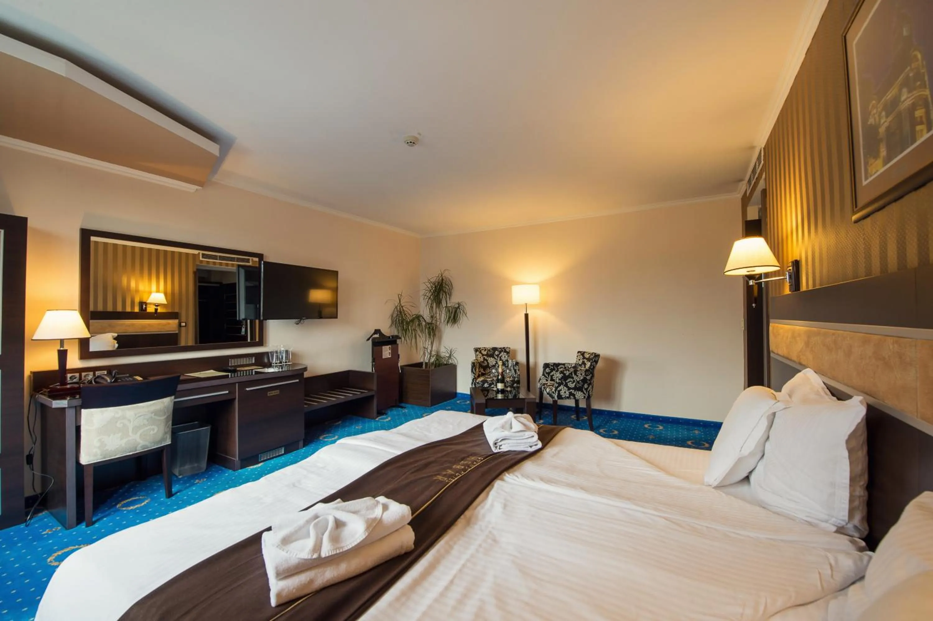 Restaurant/places to eat, Bed in Grand Hotel Hebar