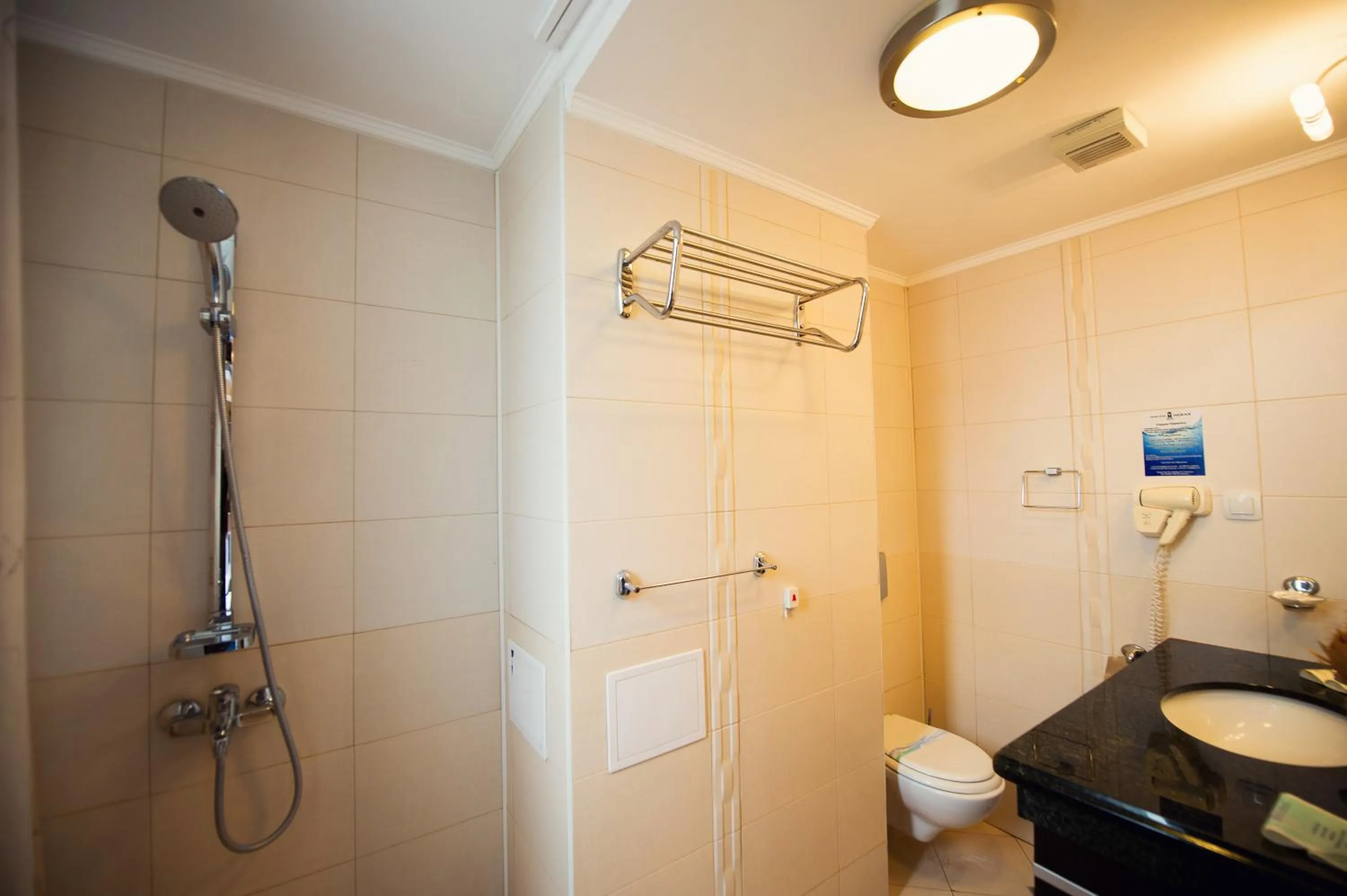 Toilet in Grand Hotel Hebar