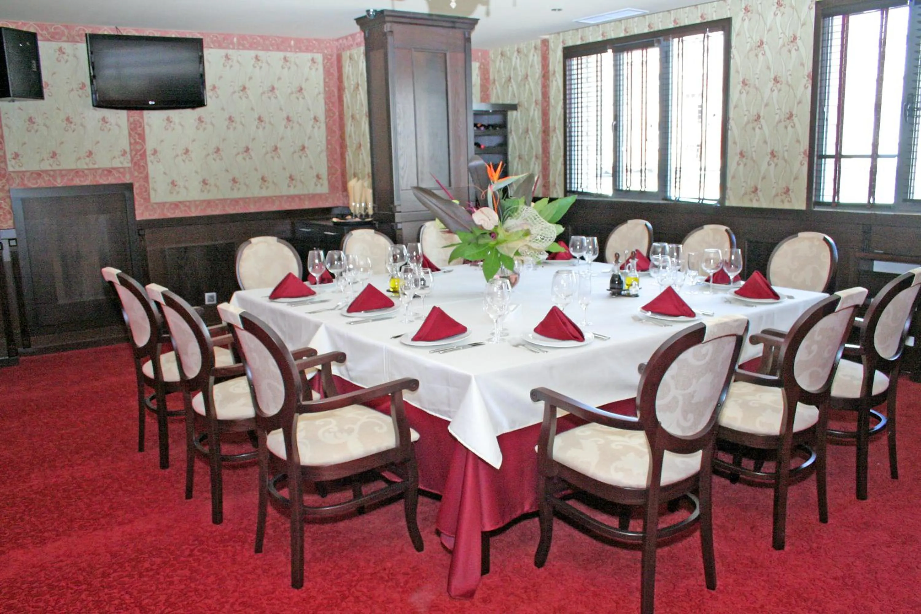 Restaurant/places to eat in Grand Hotel Hebar