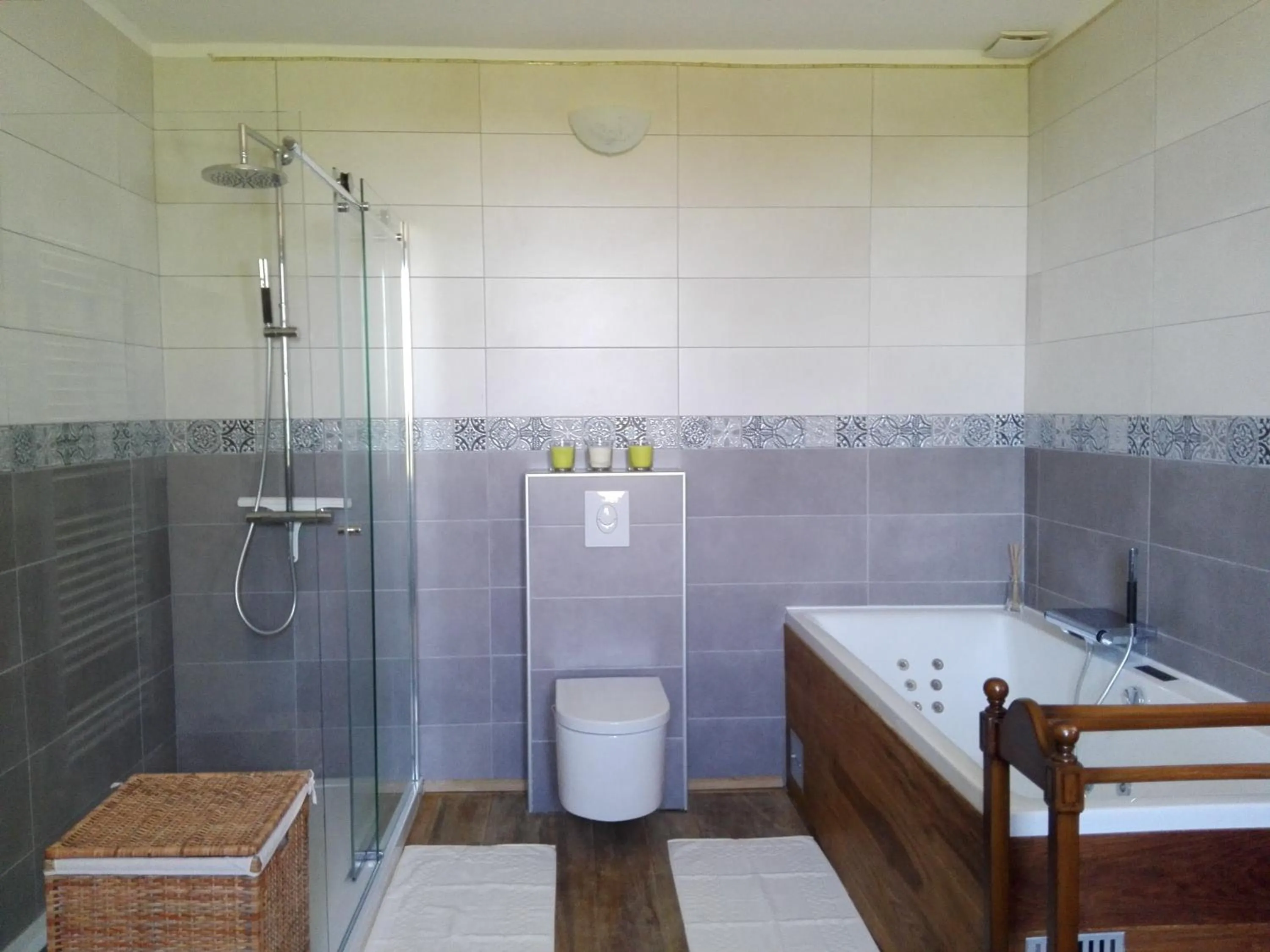 Hot Tub in Chez Casimir