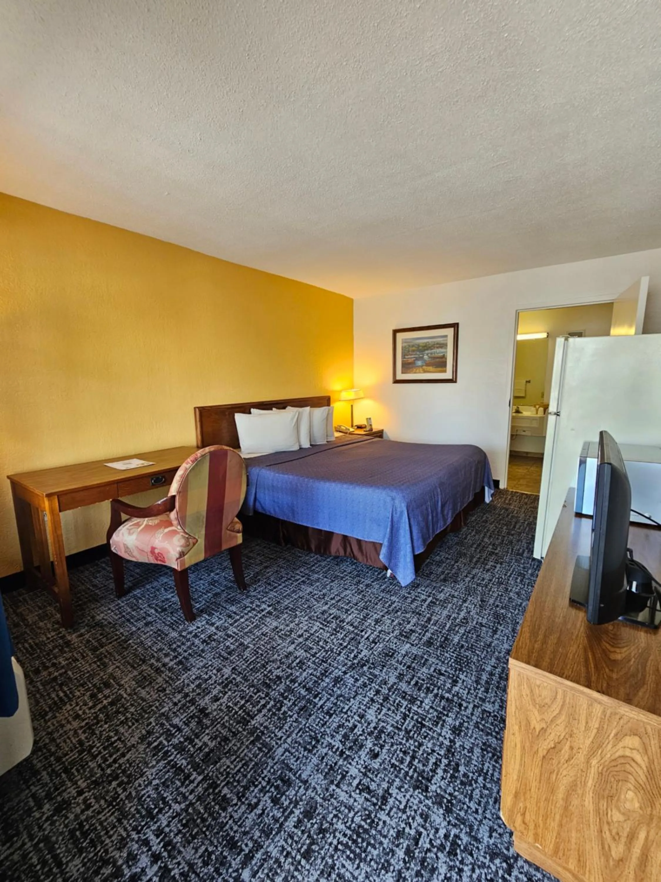 Photo of the whole room, Bed in Bluegrass Extended Stay