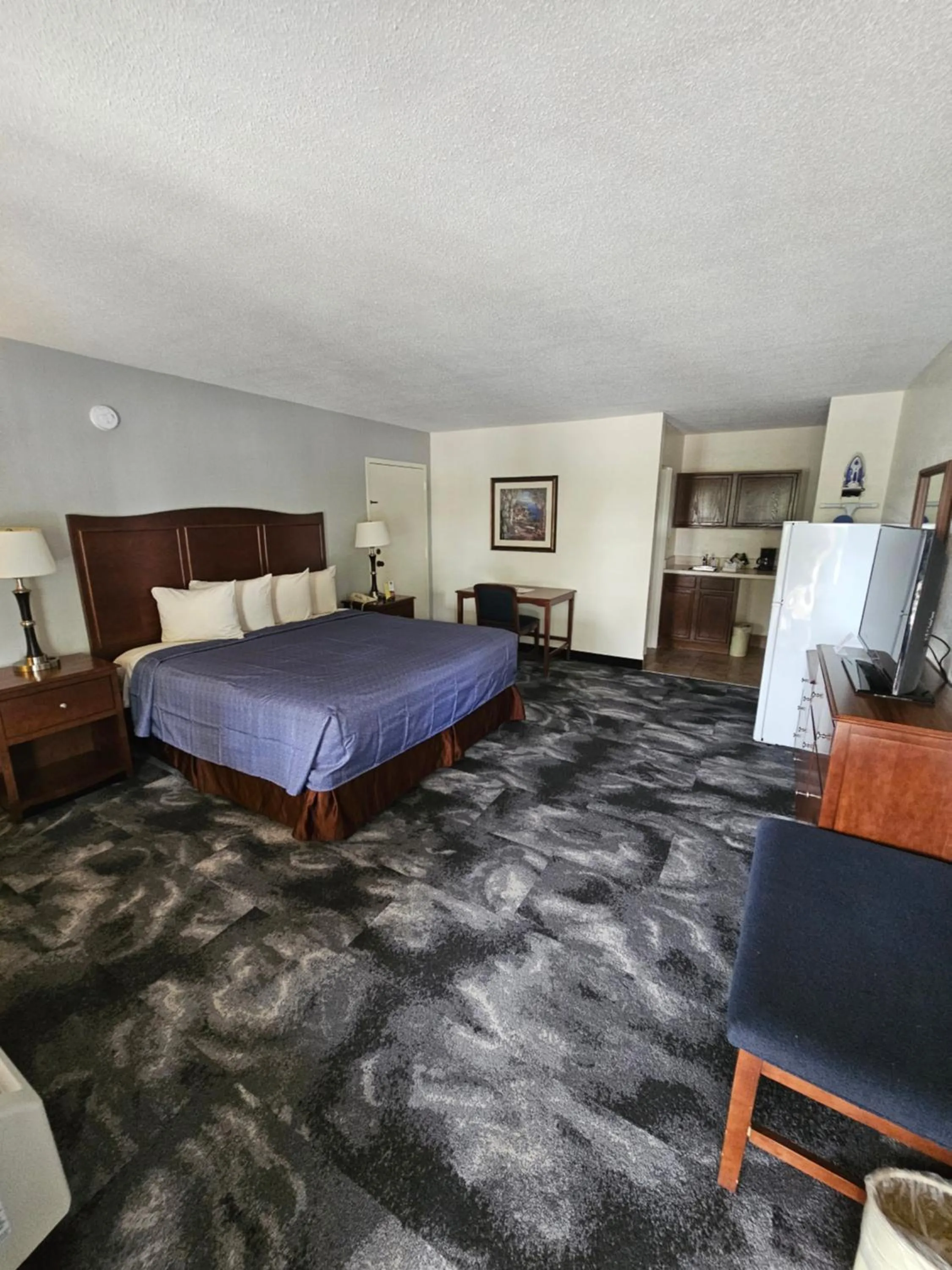 Photo of the whole room, Bed in Bluegrass Extended Stay