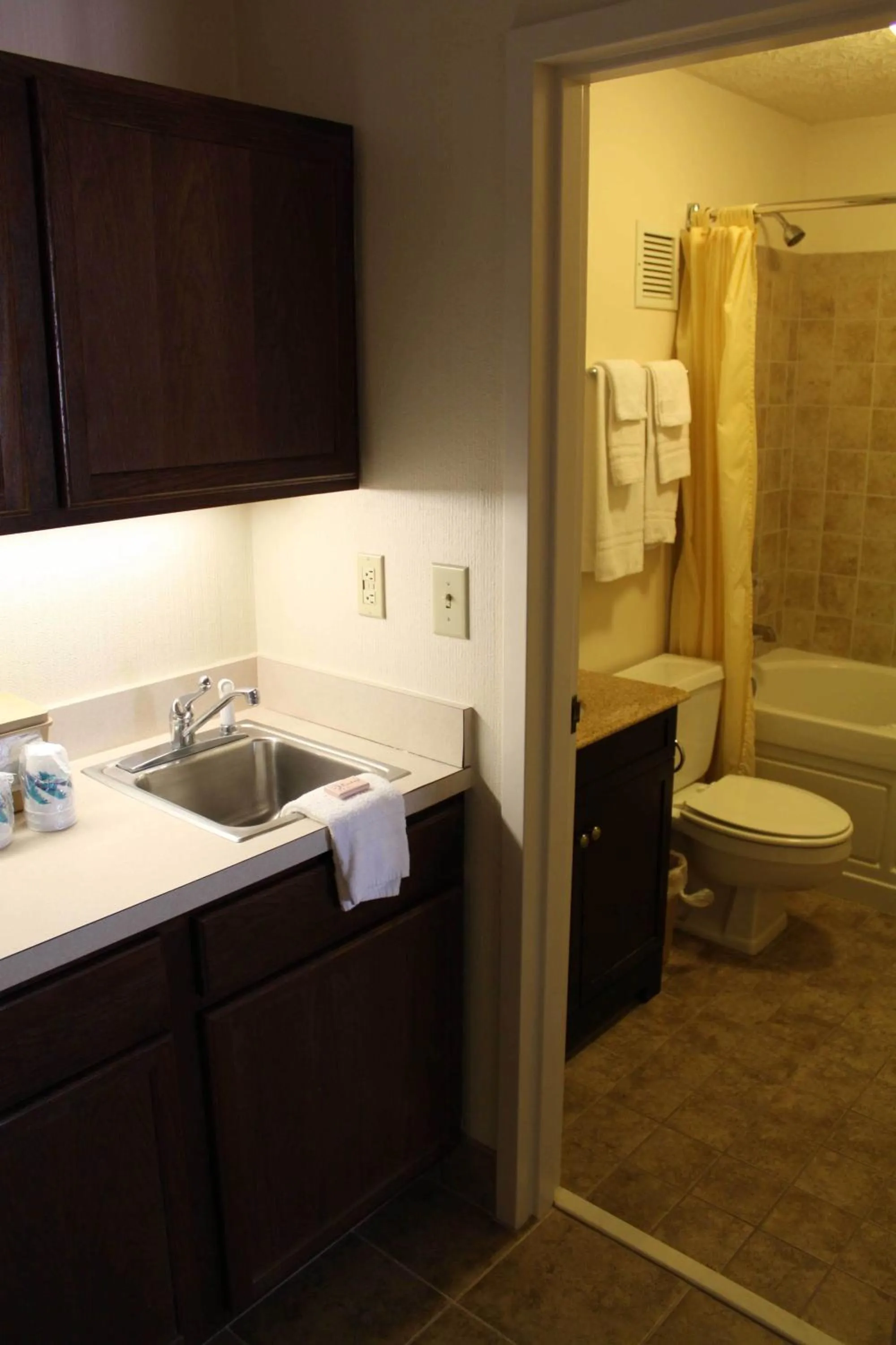 Kitchen or kitchenette in Bluegrass Extended Stay