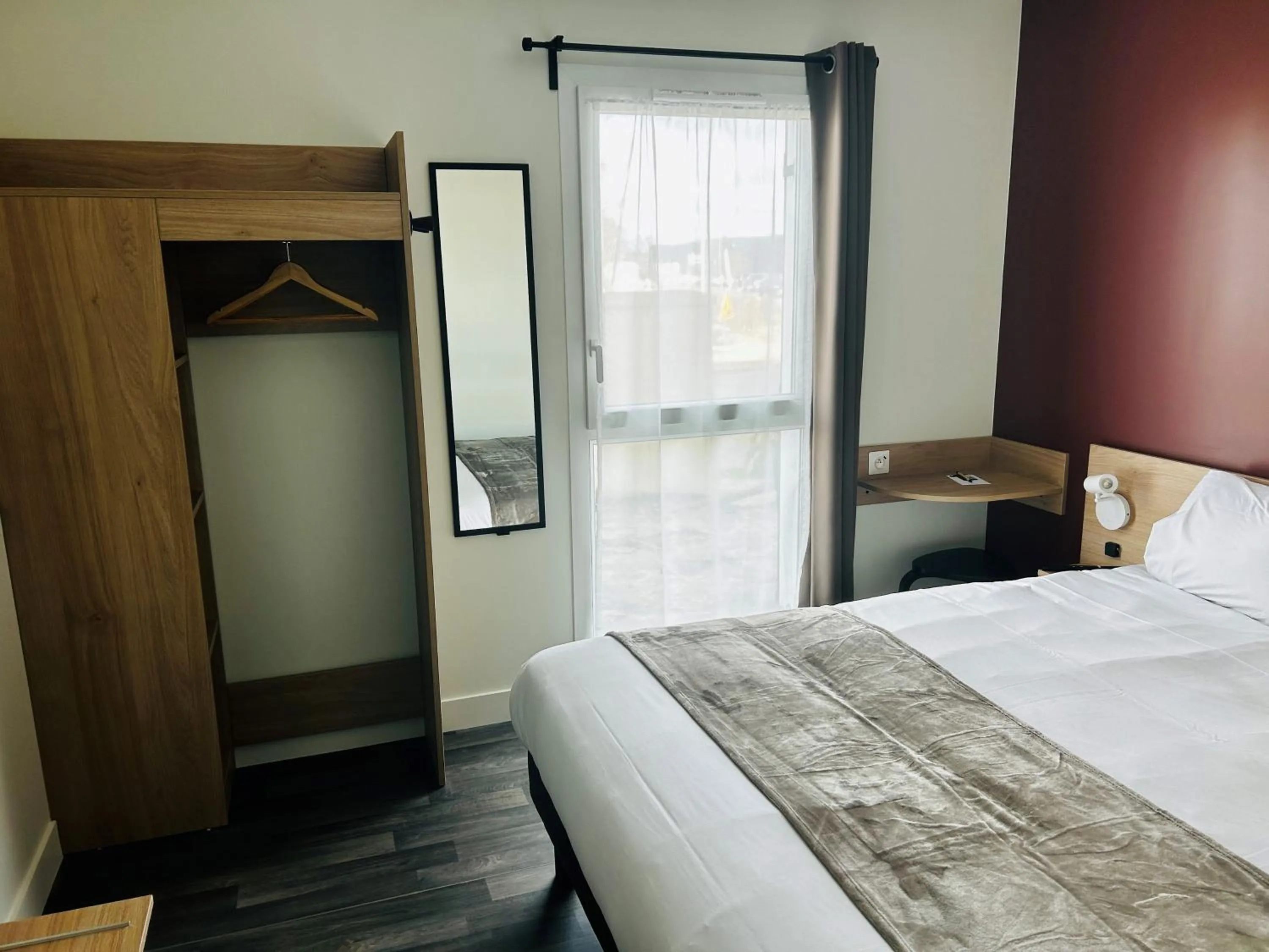 Photo of the whole room, Bed in Hotel Wood Inn Bordeaux Aéroport