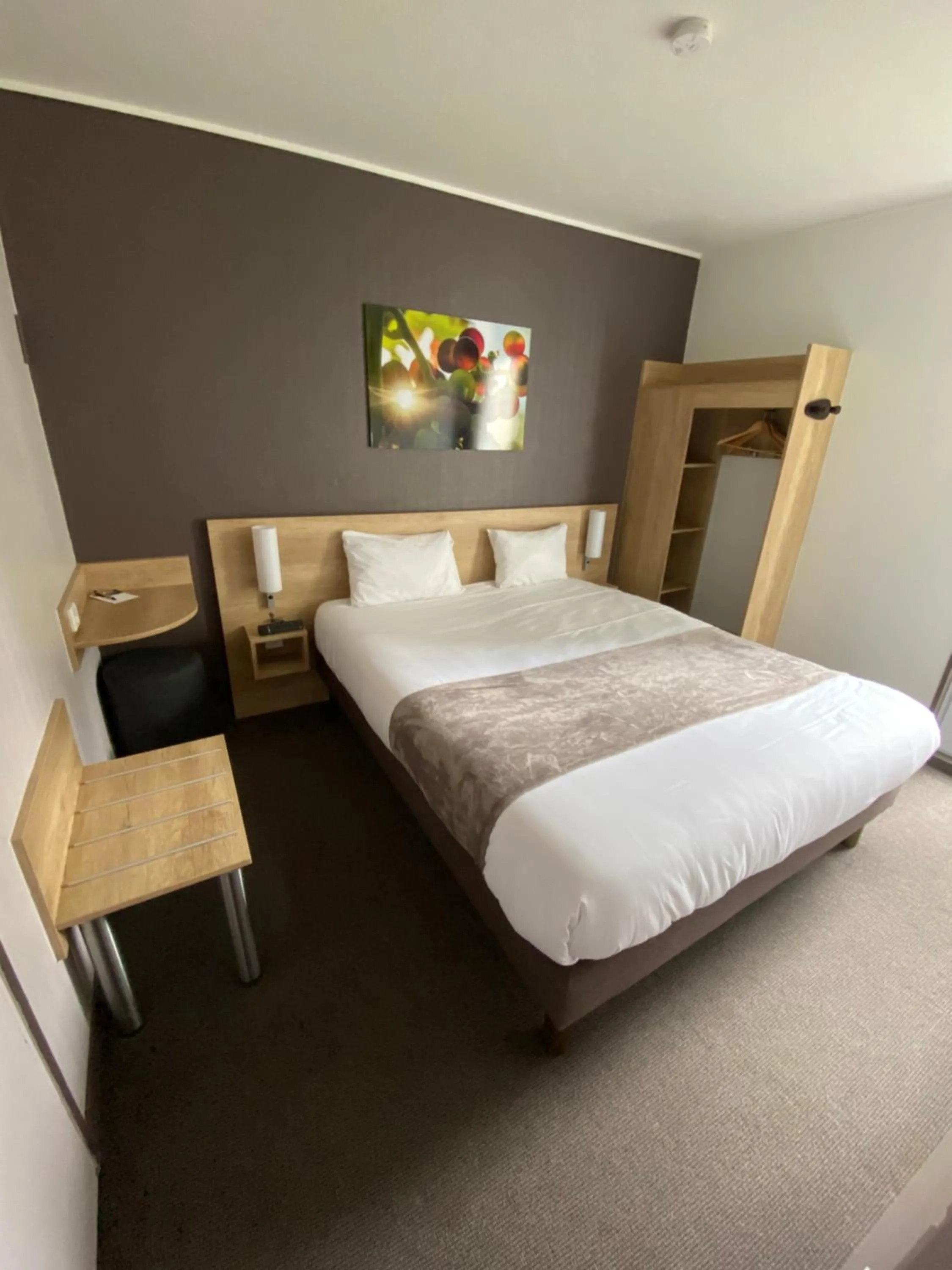 Photo of the whole room, Bed in Hotel Wood Inn Bordeaux Aéroport