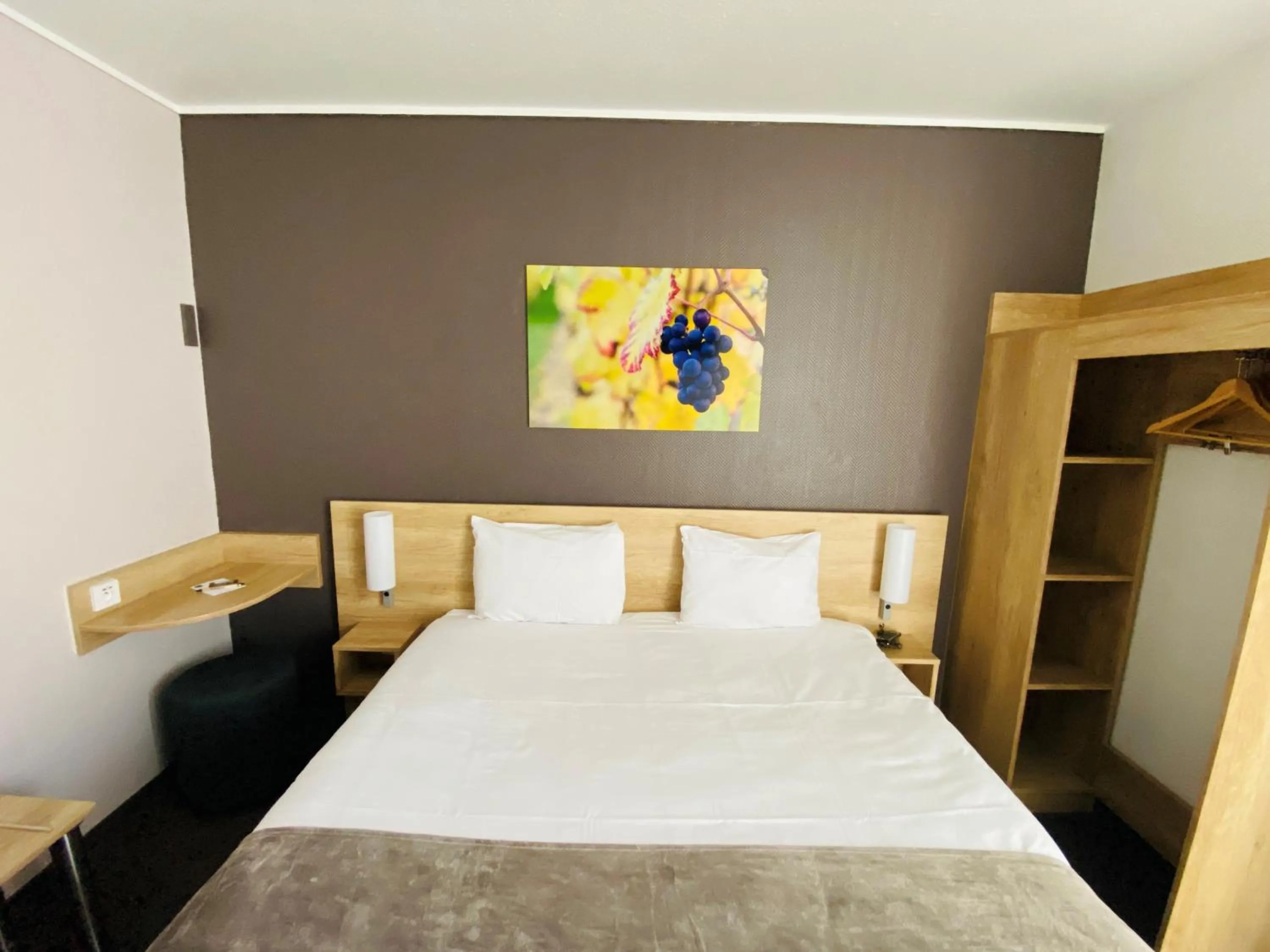 Photo of the whole room, Bed in Hotel Wood Inn Bordeaux Aéroport