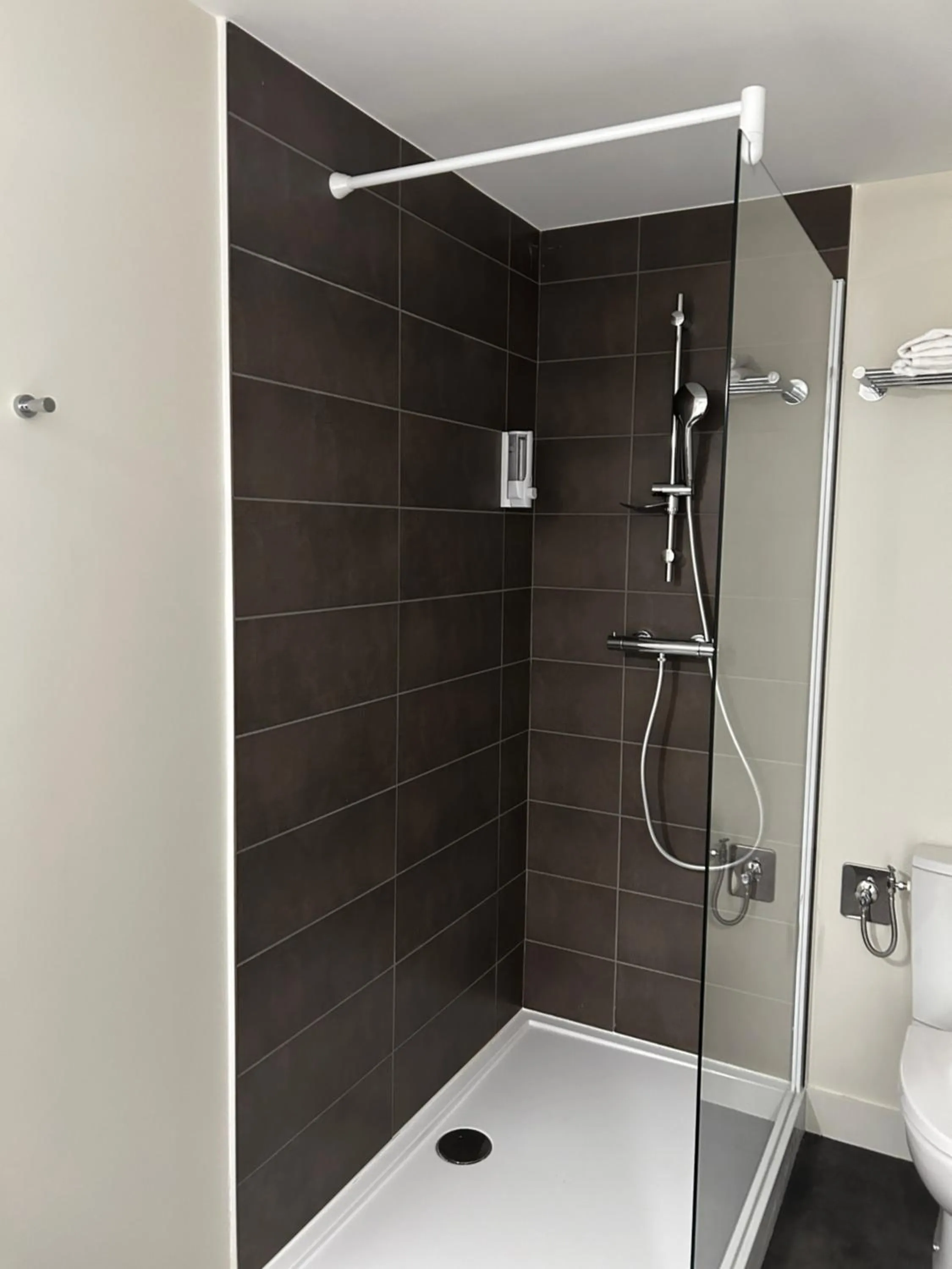 Shower in Hotel Wood Inn Bordeaux Aéroport