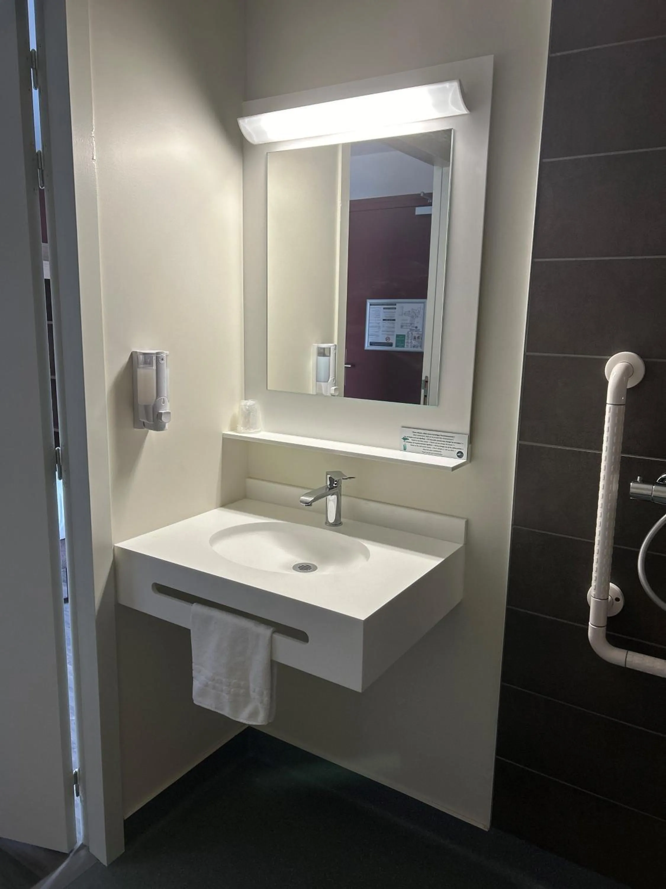 Shower in Hotel Wood Inn Bordeaux Aéroport