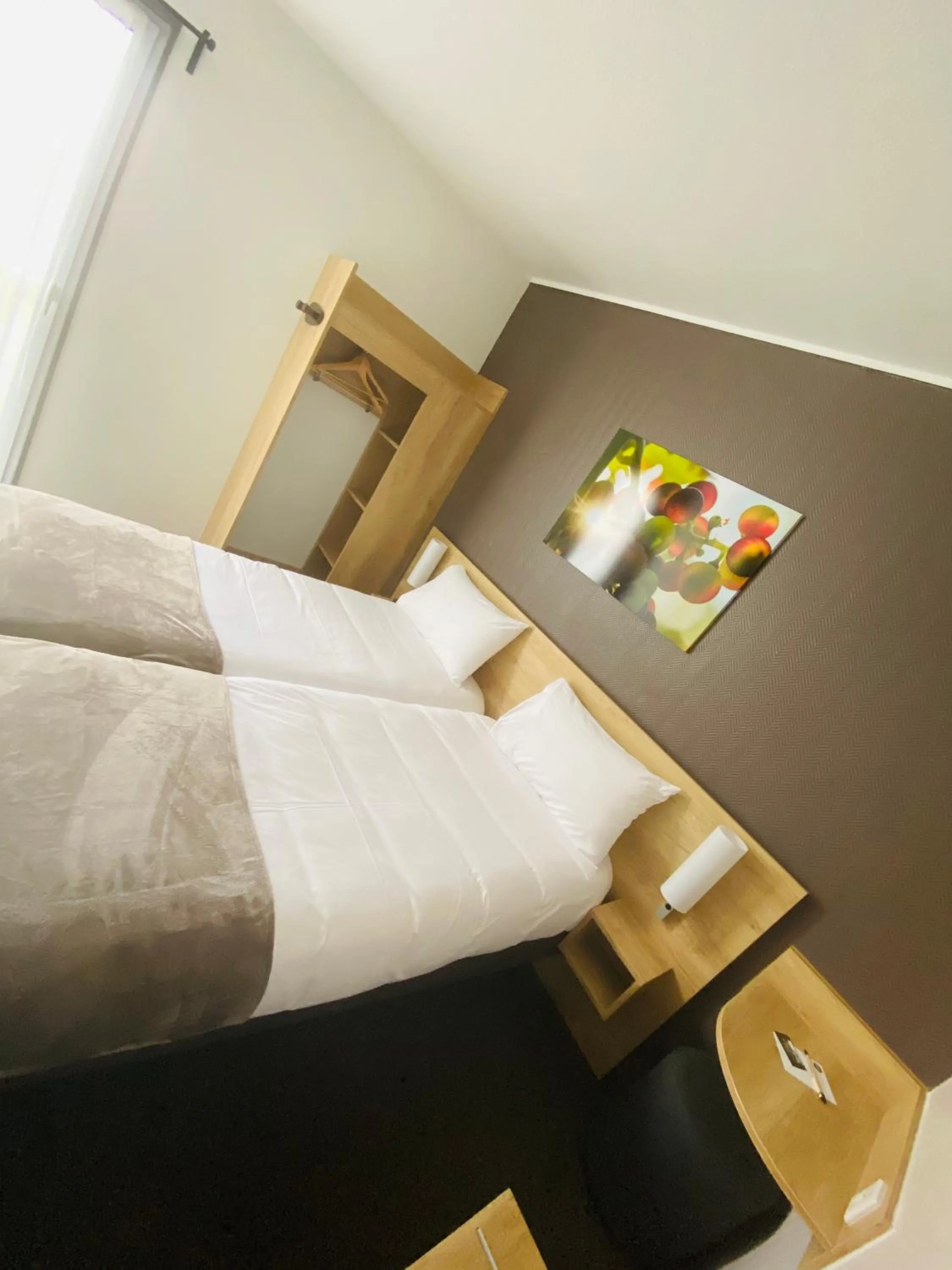 Photo of the whole room, Bed in Hotel Wood Inn Bordeaux Aéroport