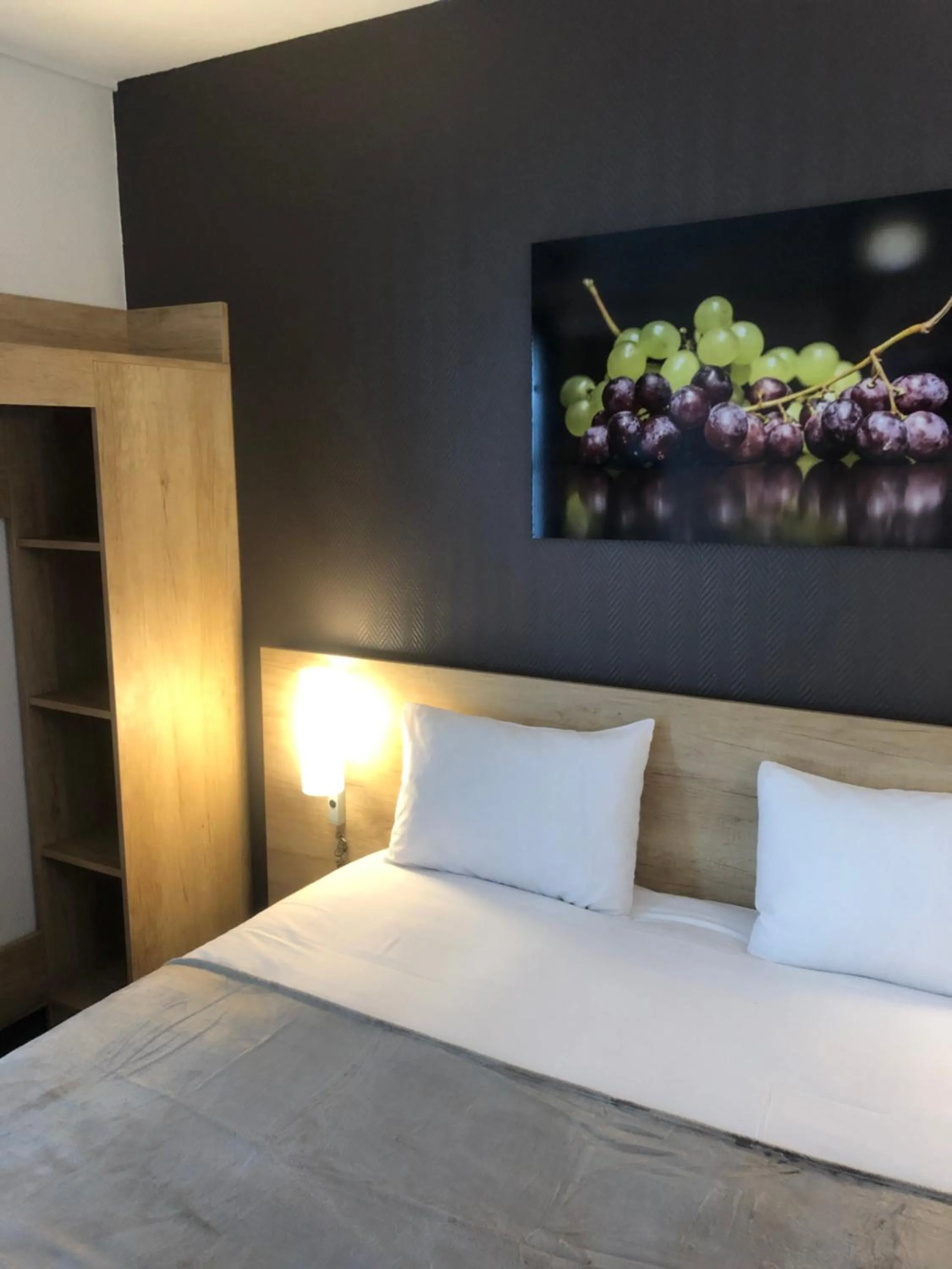 Bed in Hotel Wood Inn Bordeaux Aéroport