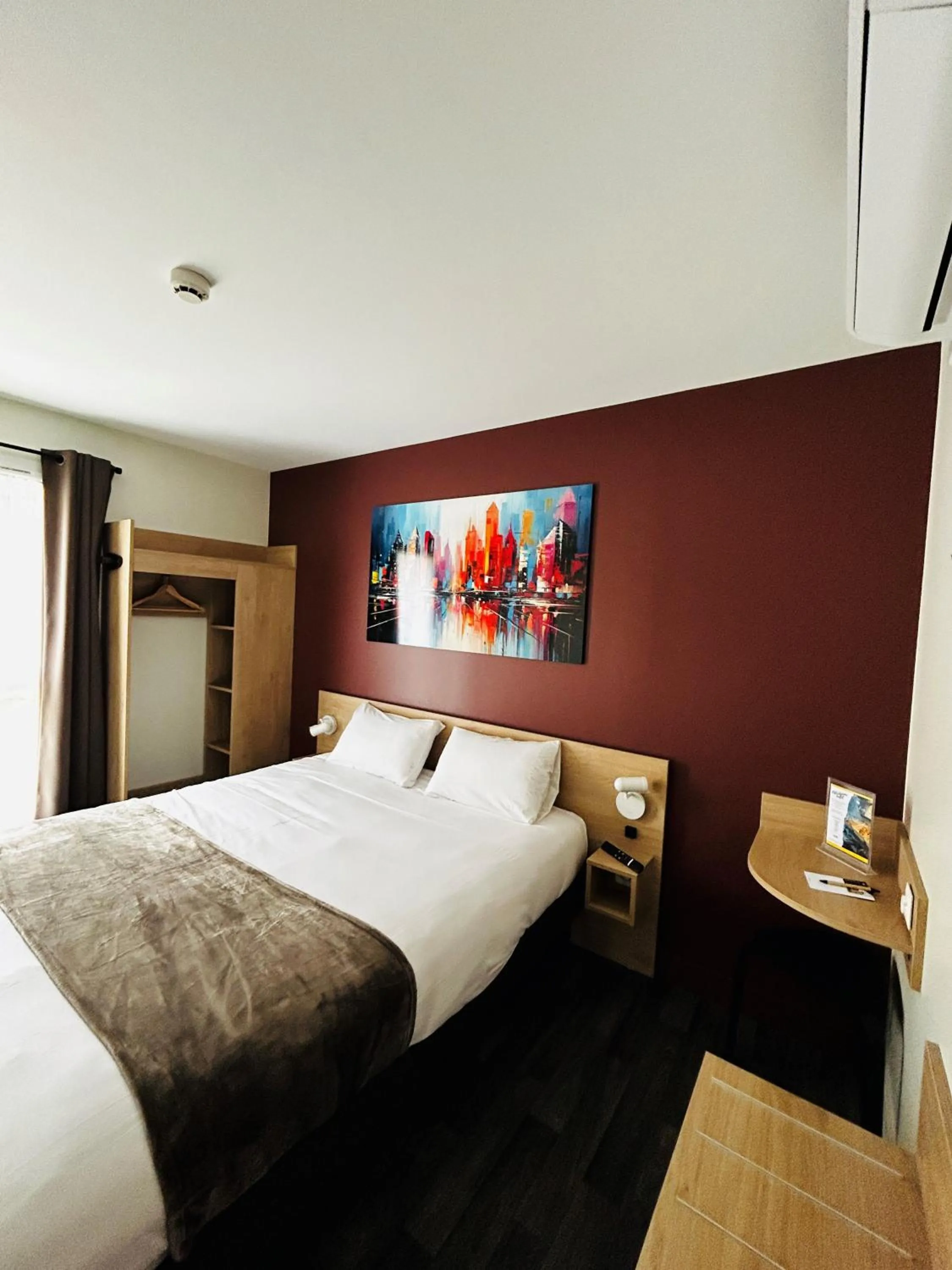 Photo of the whole room, Bed in Hotel Wood Inn Bordeaux Aéroport
