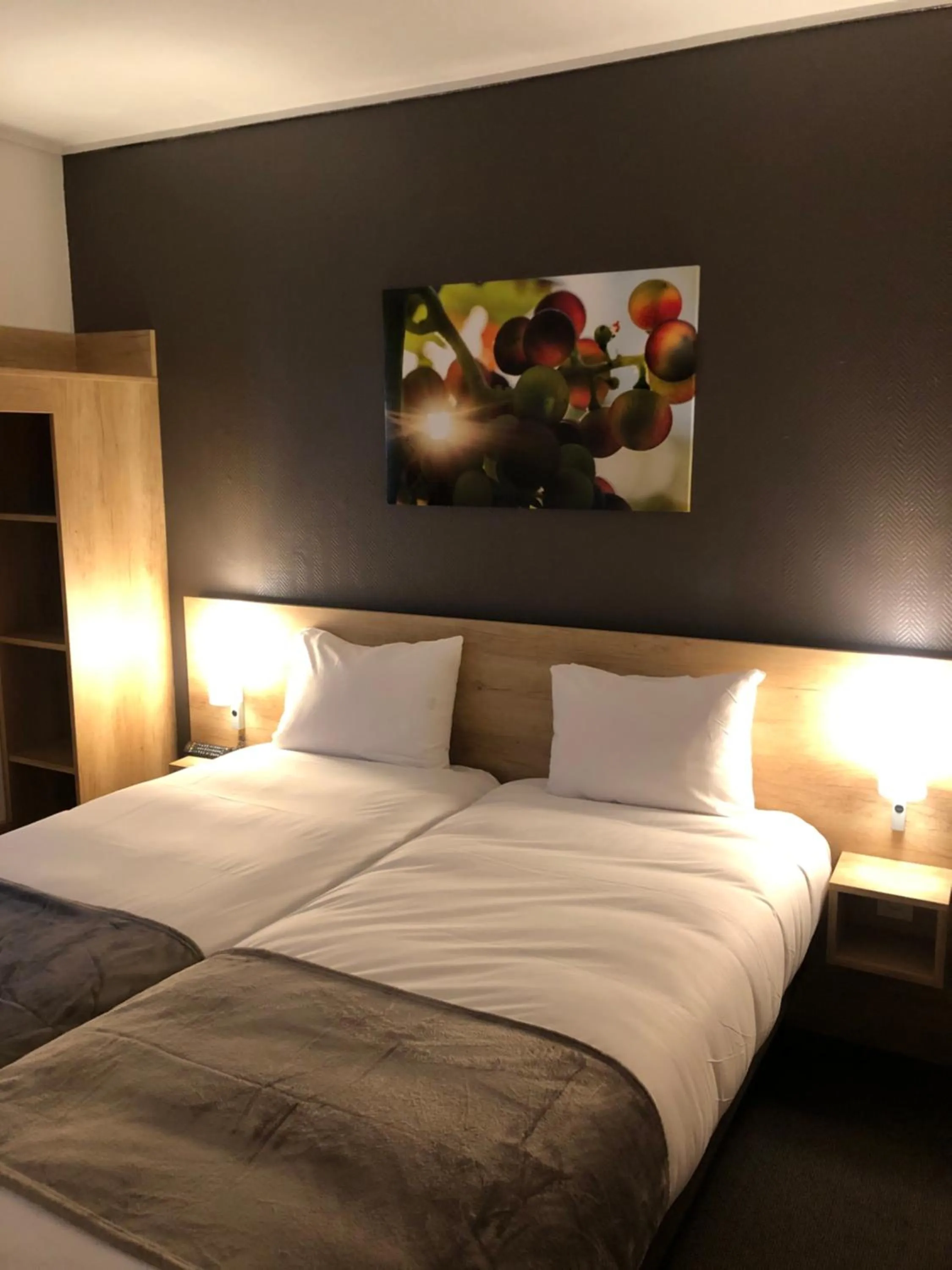 Bed in Hotel Wood Inn Bordeaux Aéroport