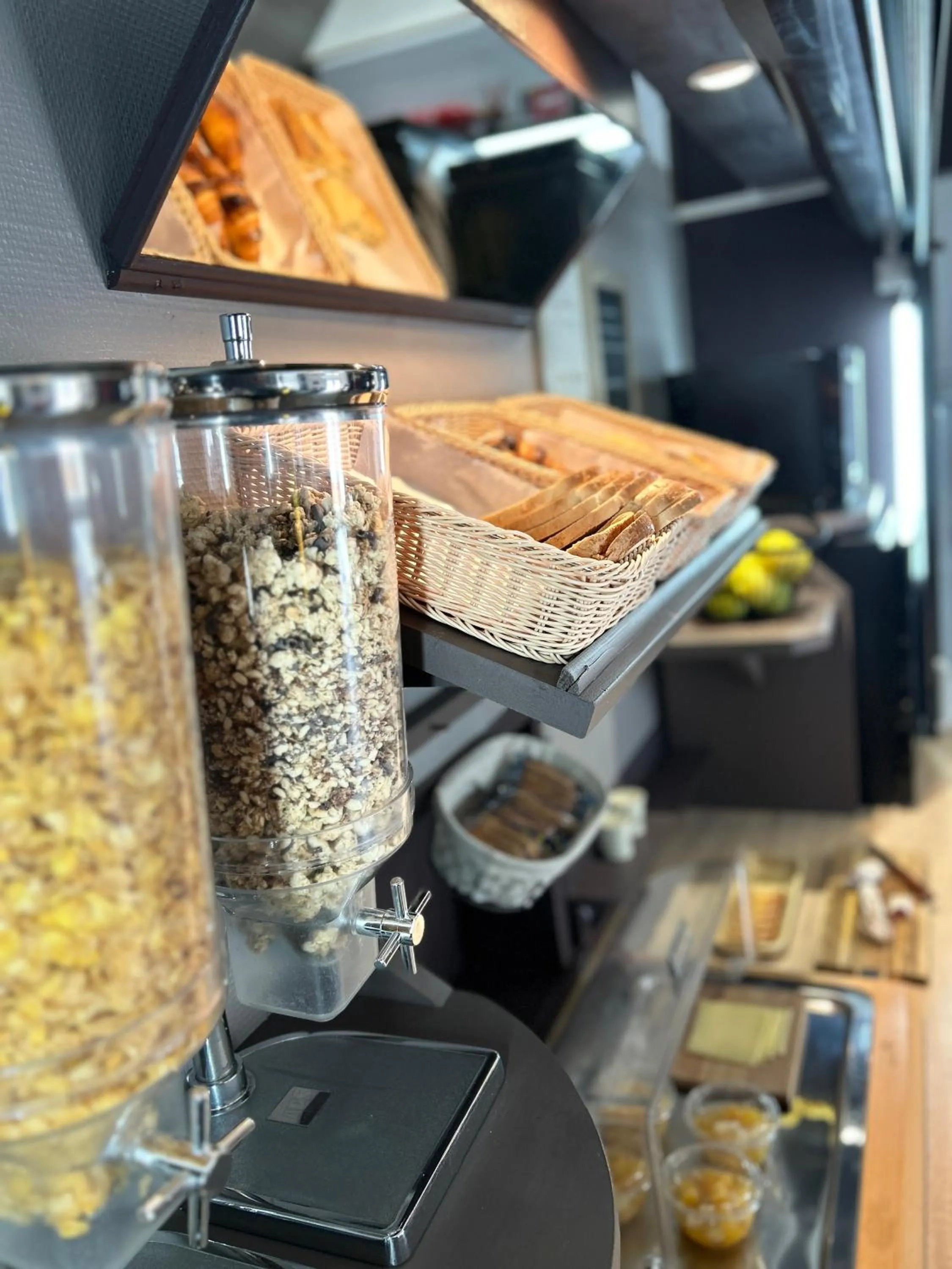 Breakfast in Hotel Wood Inn Bordeaux Aéroport