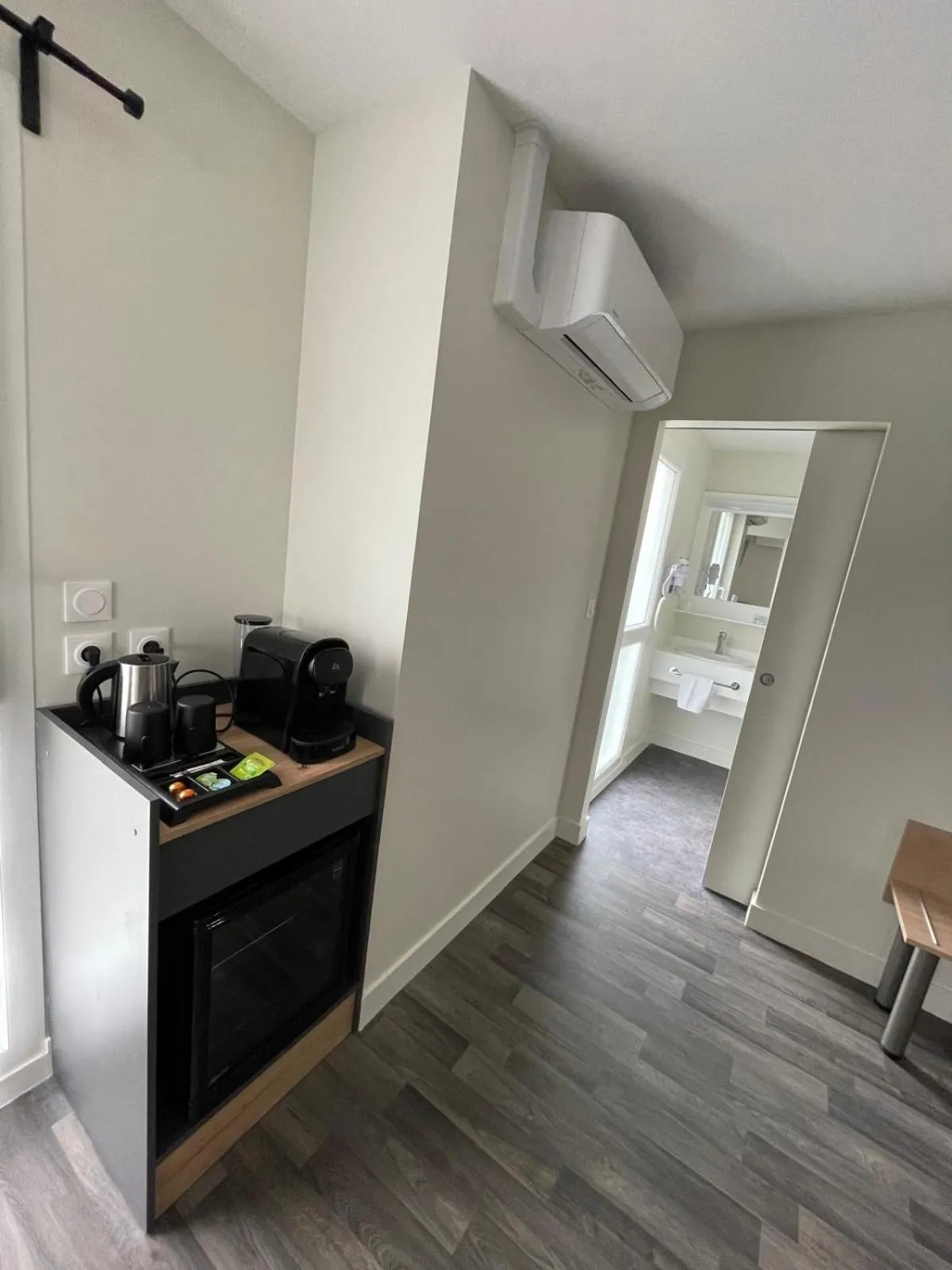 Coffee/tea facilities in Hotel Wood Inn Bordeaux Aéroport