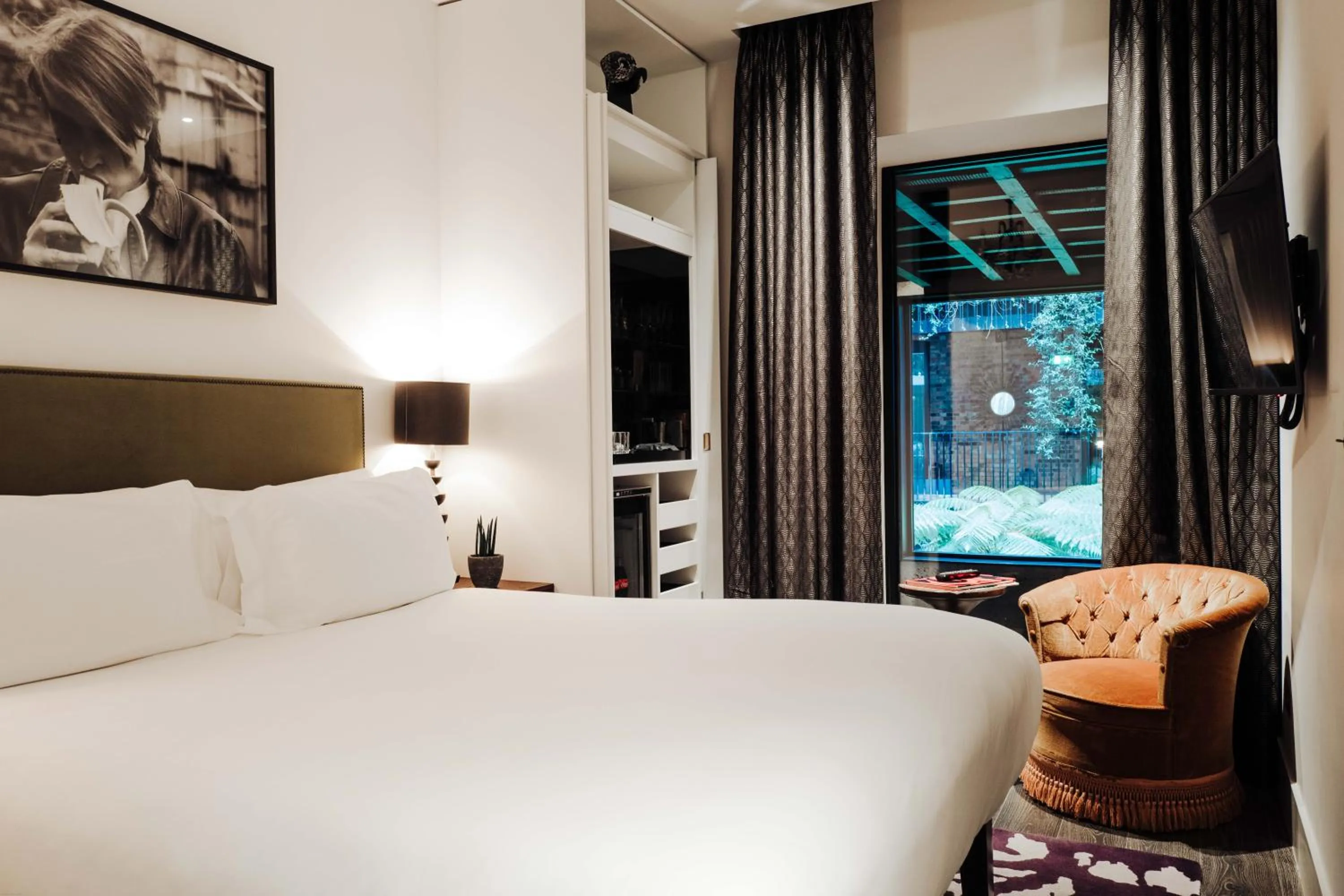 Bedroom in The Mandrake