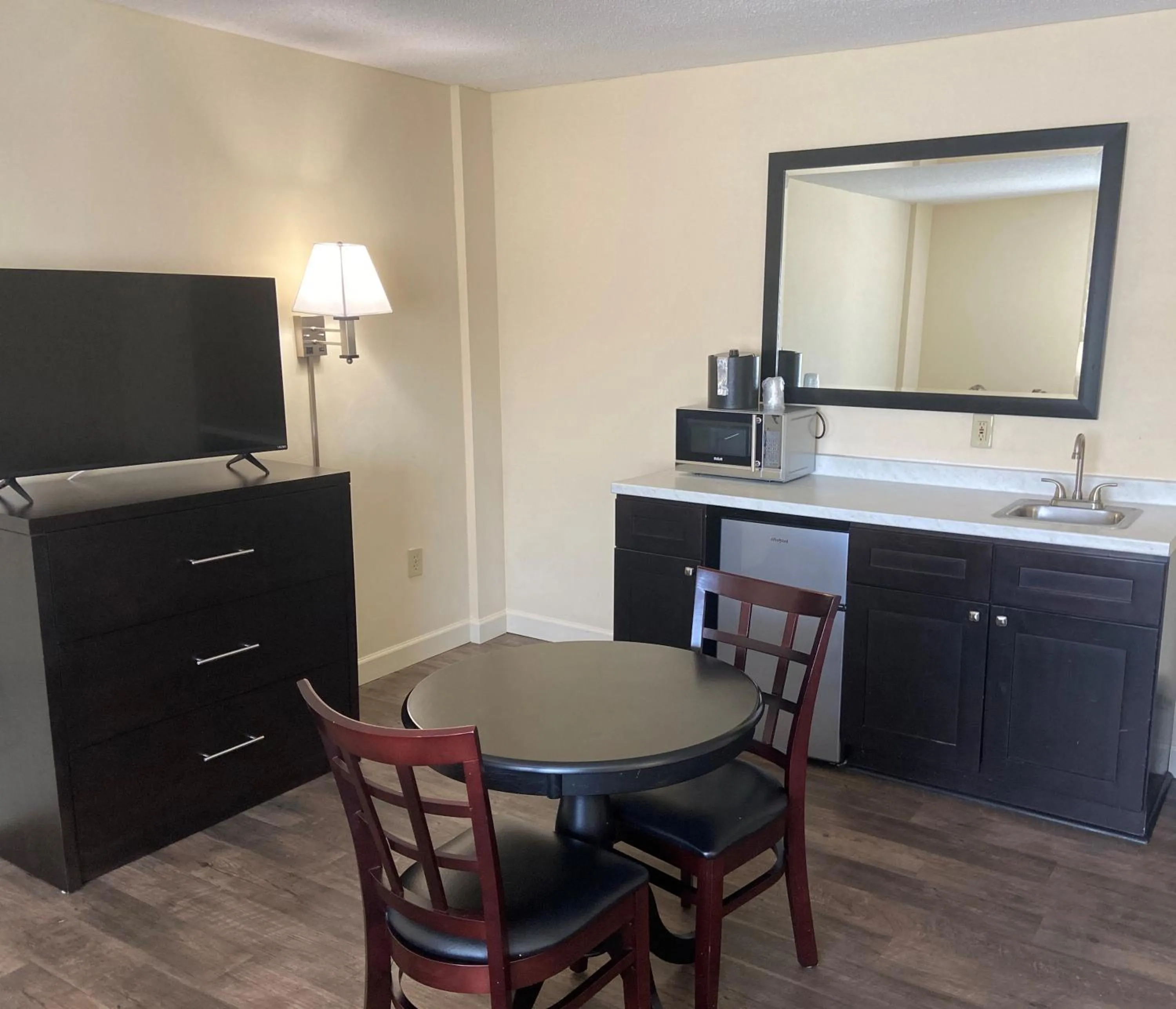 Kitchen or kitchenette in University Inn Duke