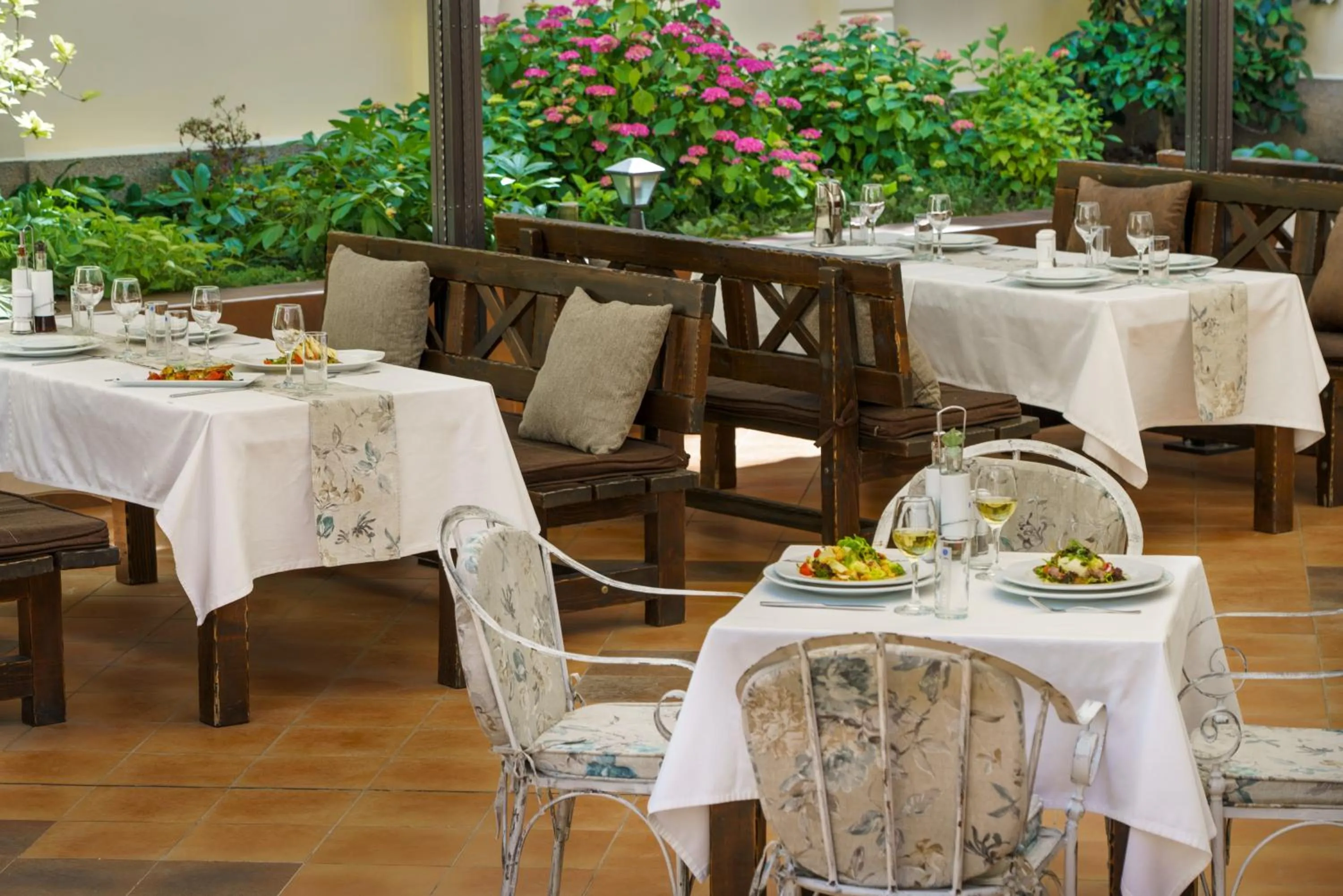 Restaurant/places to eat in Bistra & Galina Hotel