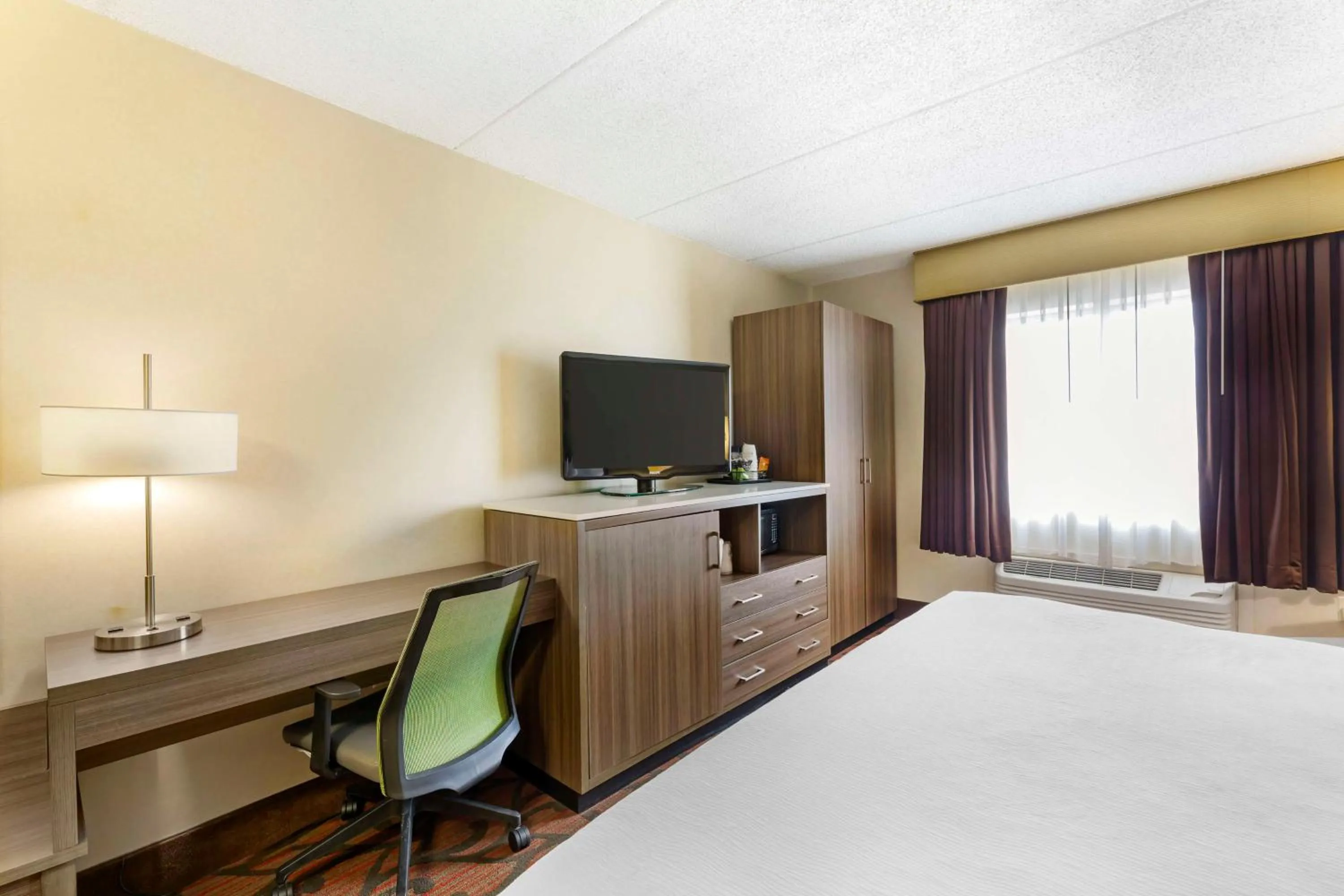 Bedroom, Bed in Best Western Rochester Marketplace Inn