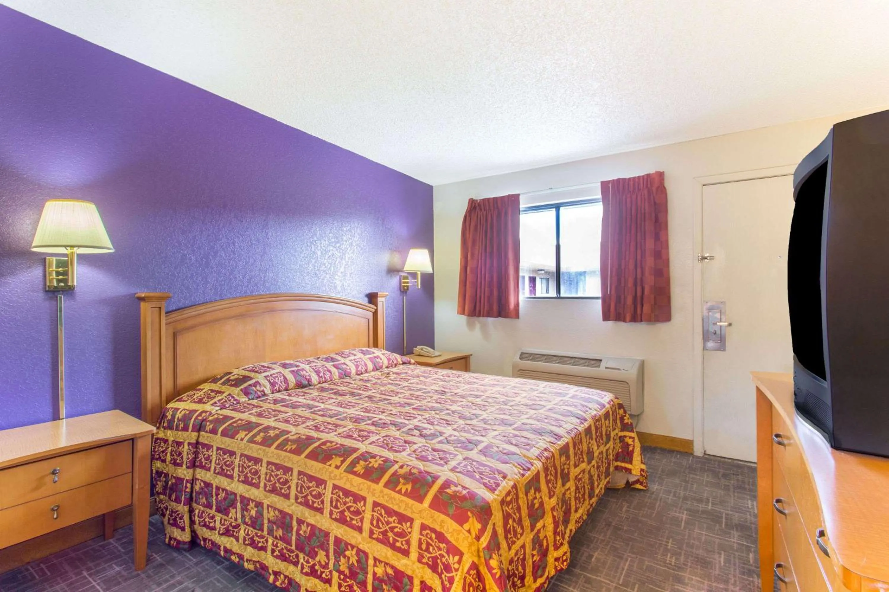 Photo of the whole room, Bed in Knights Inn Phoenix at N Black Canyon Hwy