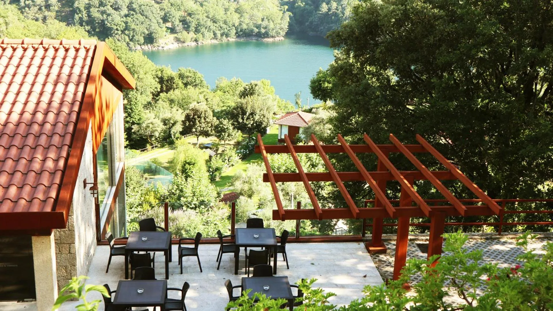 Restaurant/places to eat in Agrinho Suites & Spa Gerês