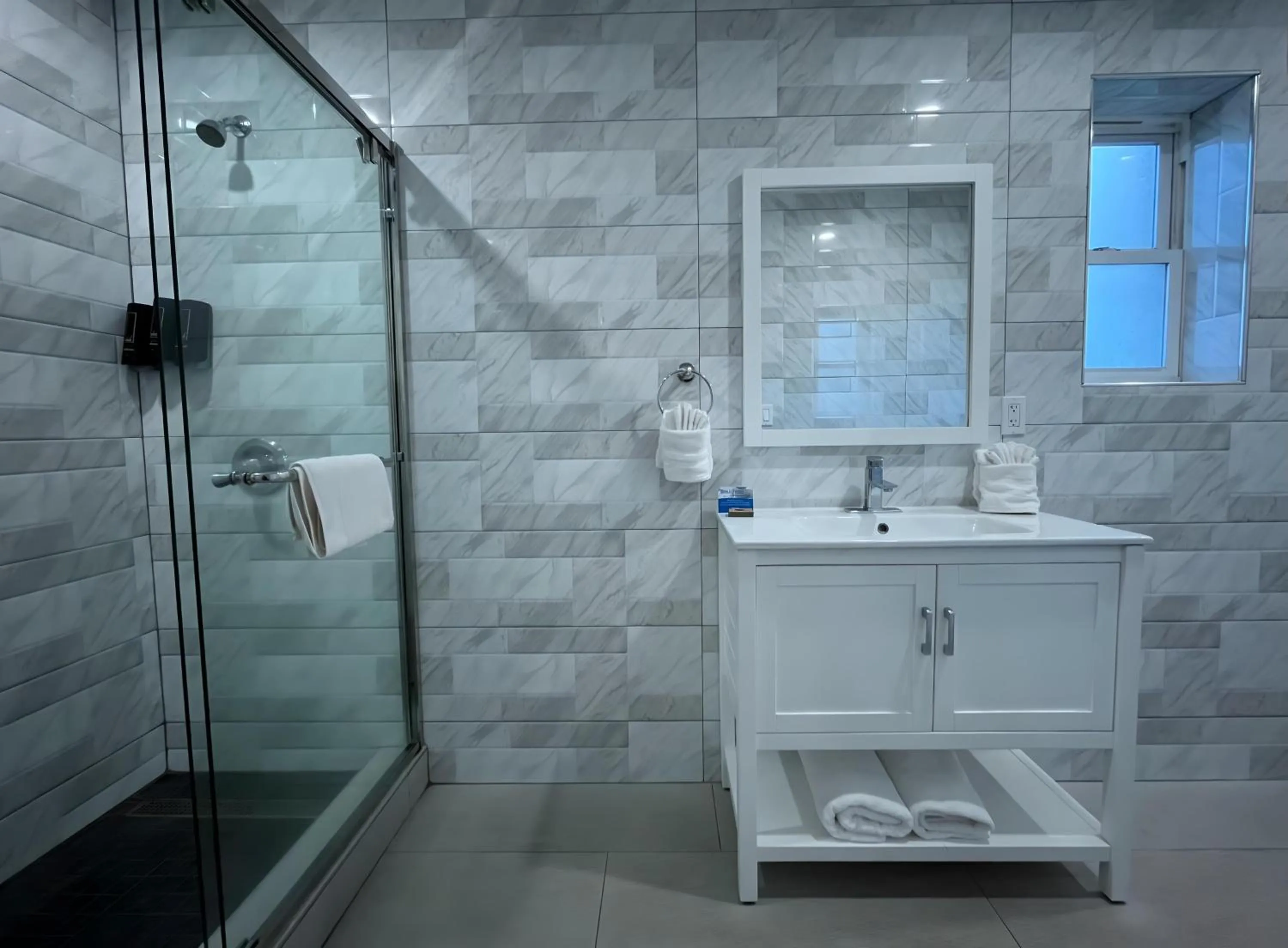 Shower in Inn By the Bay Monterey