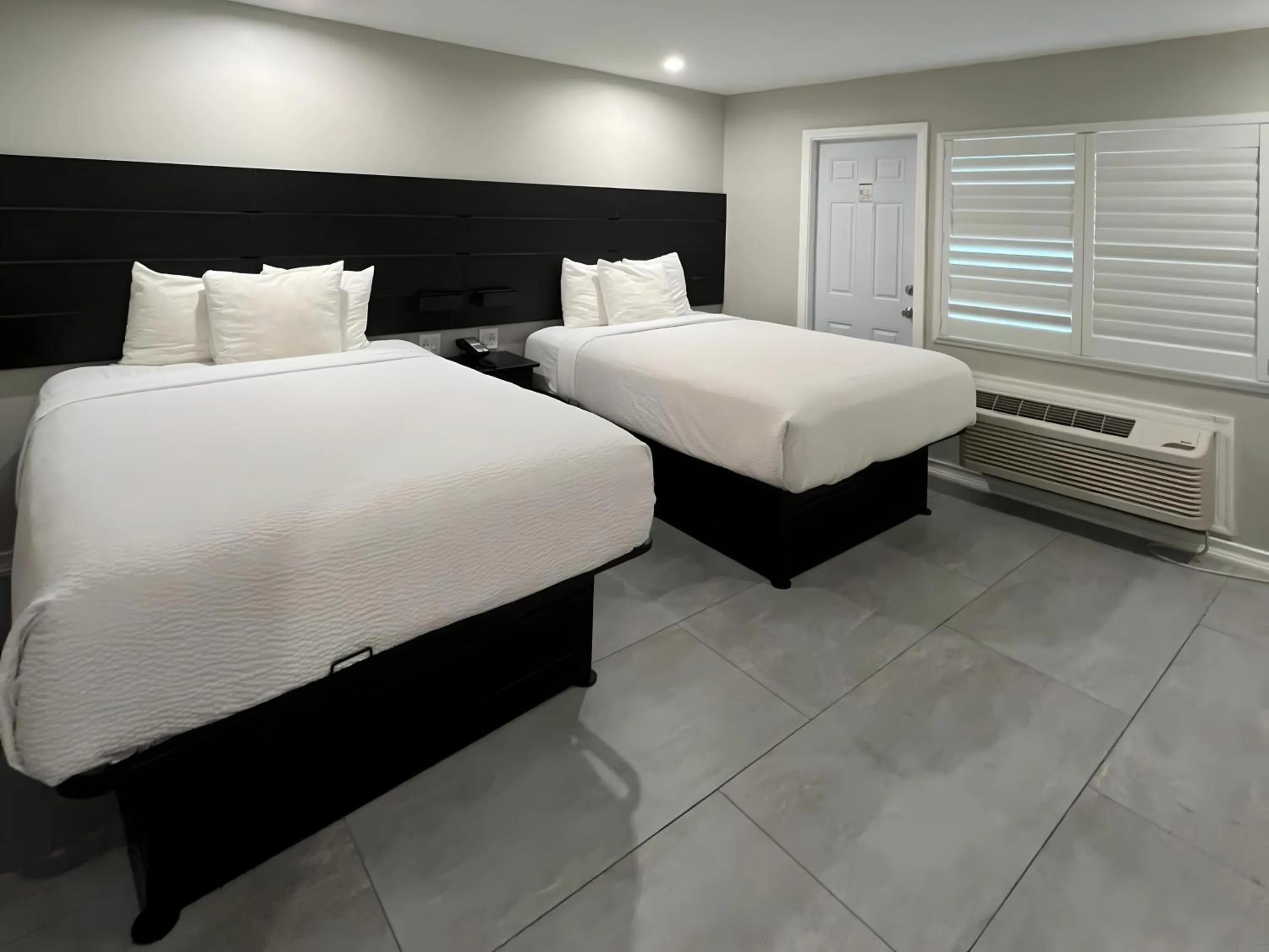 Bed in Inn By the Bay Monterey