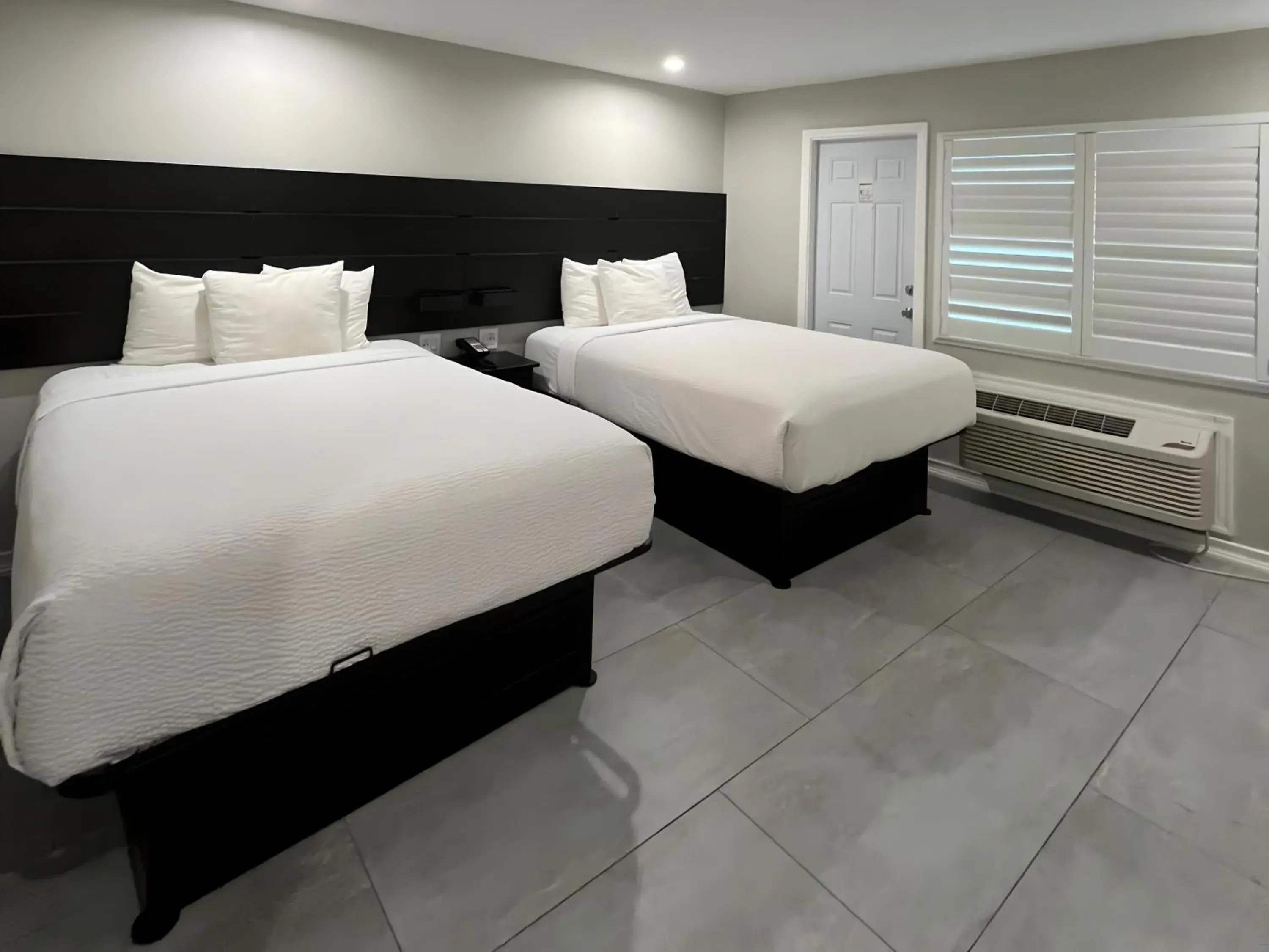 Queen Room with Two Queen Beds - Pet-friendly in Inn By the Bay Monterey Queen Room with Two Queen Beds - Pet-friendly in Inn By the Bay Monterey