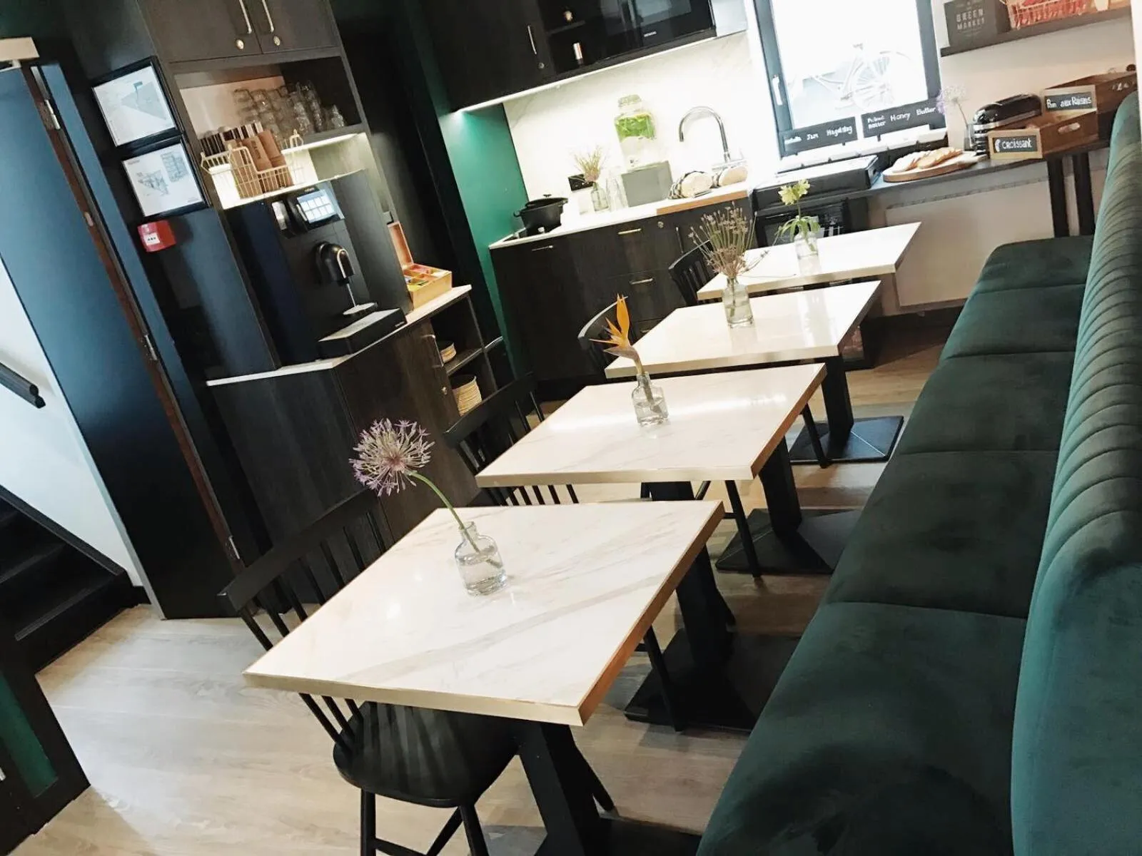 Area and facilities in Linden Hotel