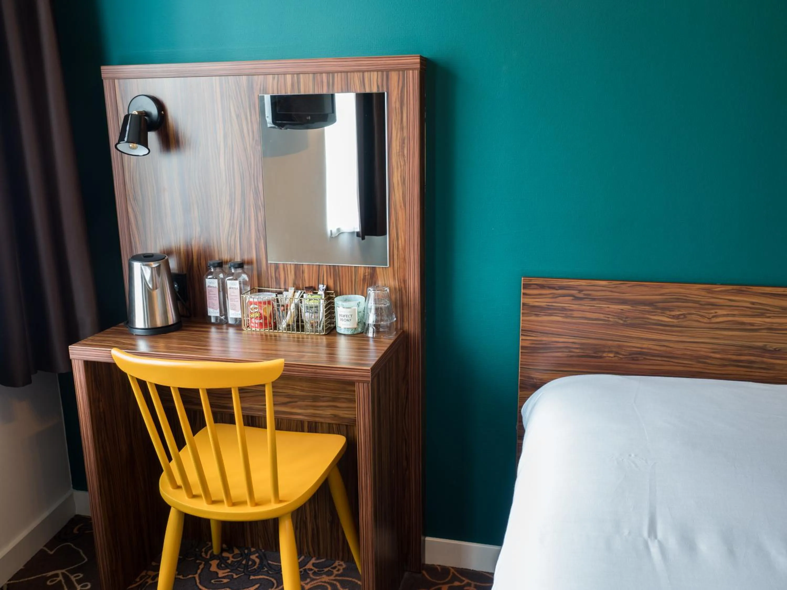 Coffee/tea facilities, Bed in Linden Hotel