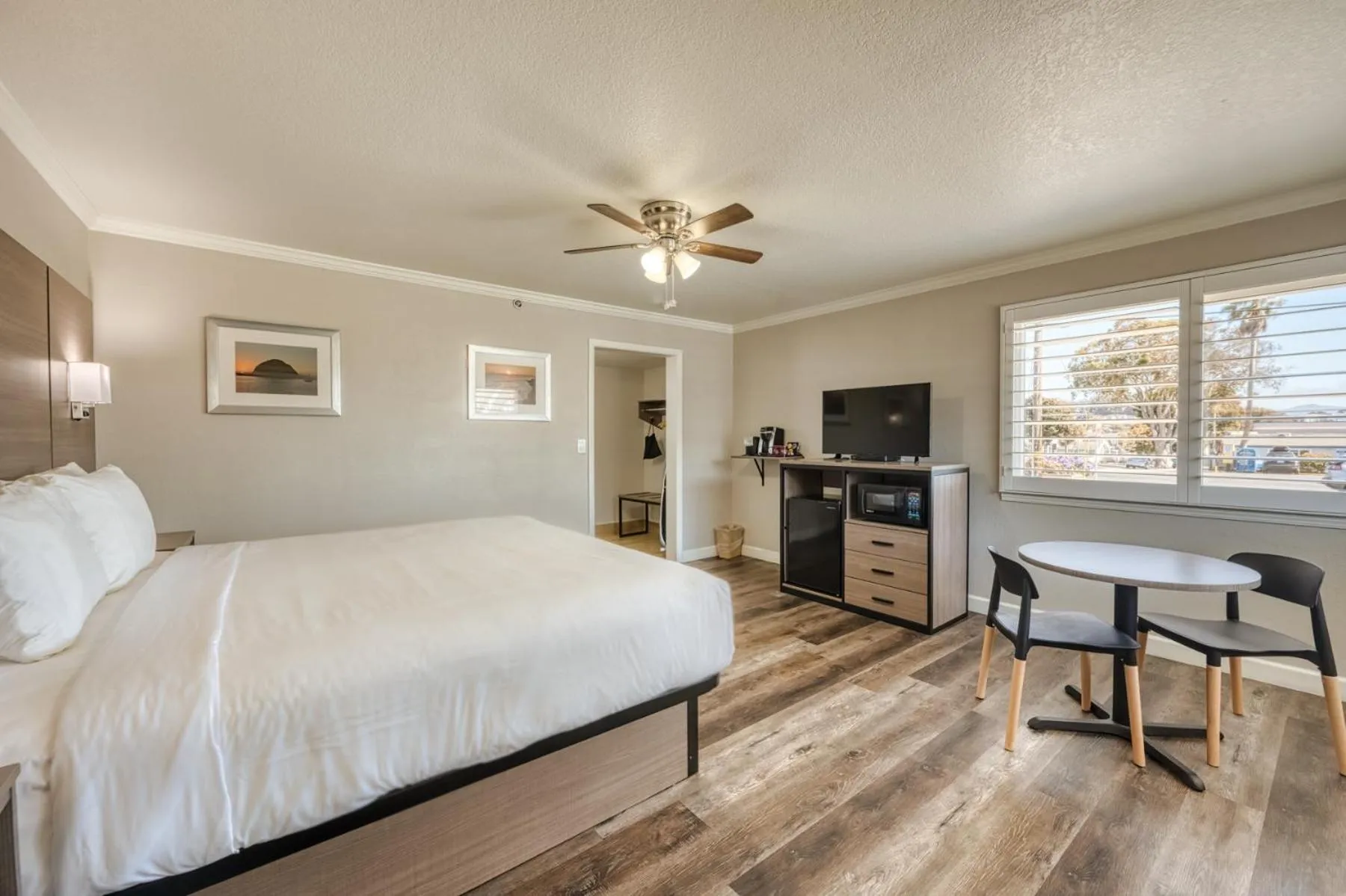 Bed in Harbor House Inn