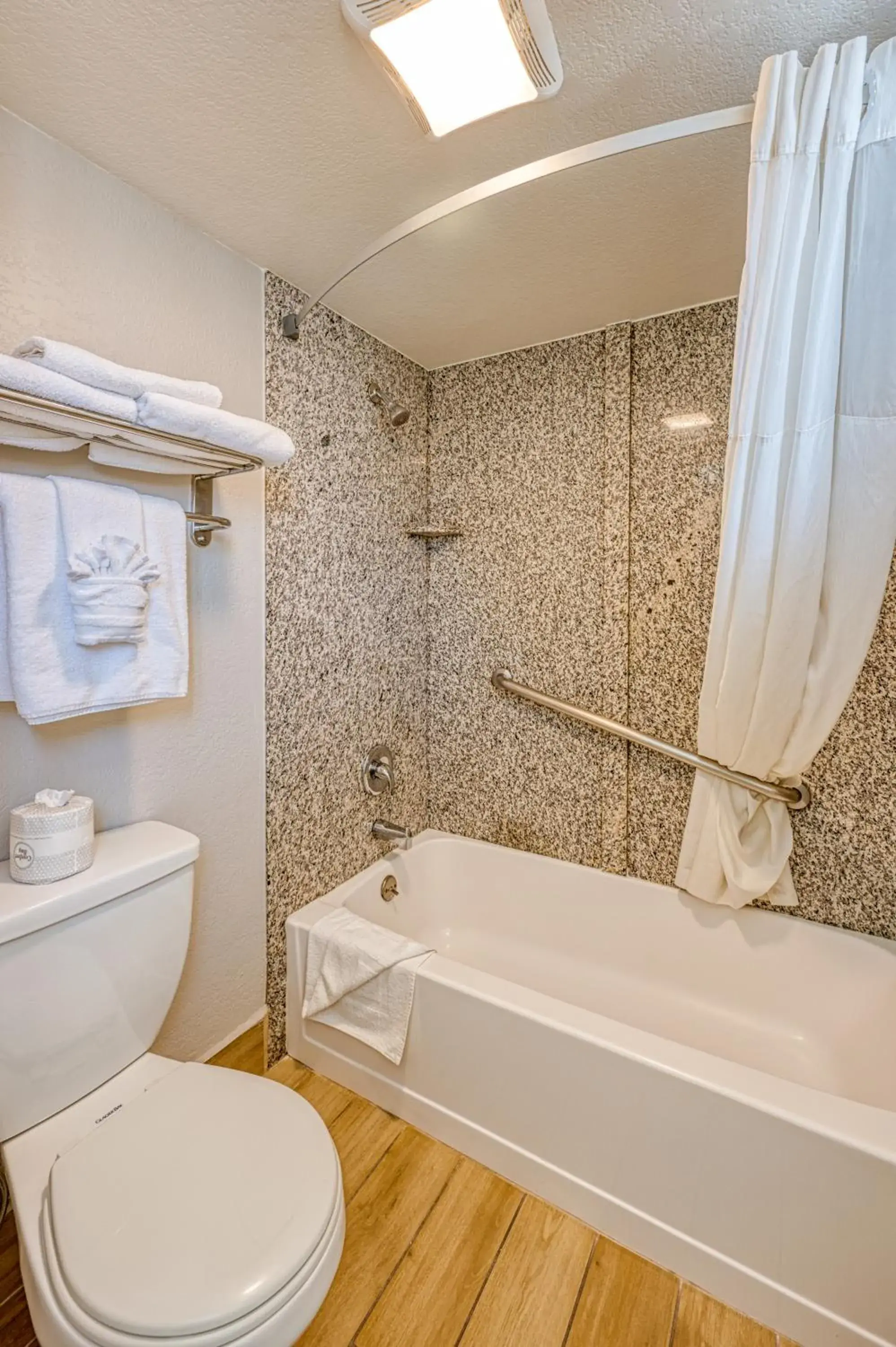 Queen Room with Two Queen Beds - Non-Smoking in Harbor House Inn Queen Room with Two Queen Beds - Non-Smoking in Harbor House Inn