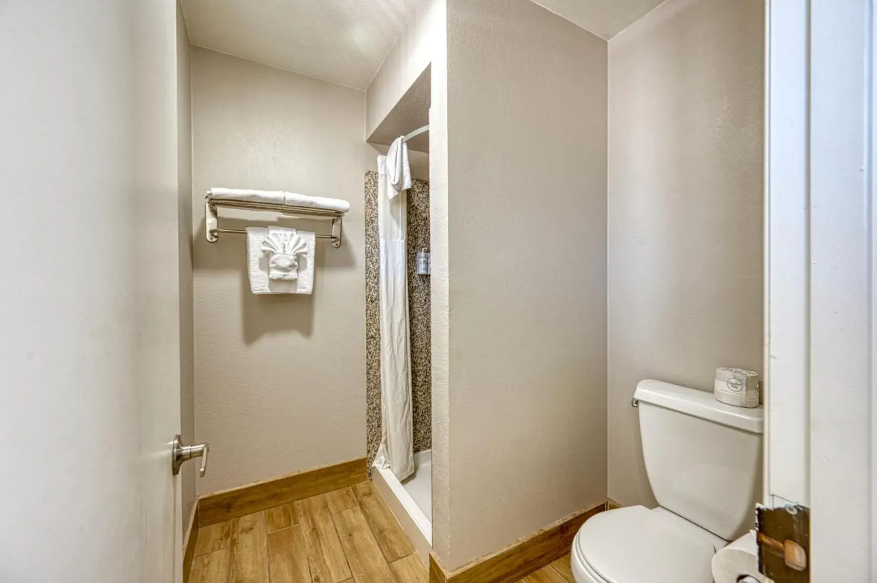 Deluxe King Room - Non-Smoking Ocean View in Harbor House Inn Deluxe King Room - Non-Smoking Ocean View in Harbor House Inn